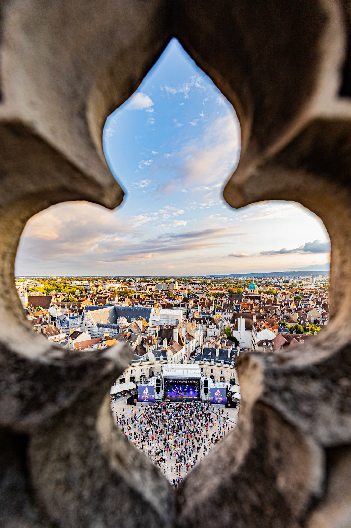 Dijon vu à travers les éléments d'architecture de la Tour Philippe Le Bon pendant le concert de rentrée Lalalib.