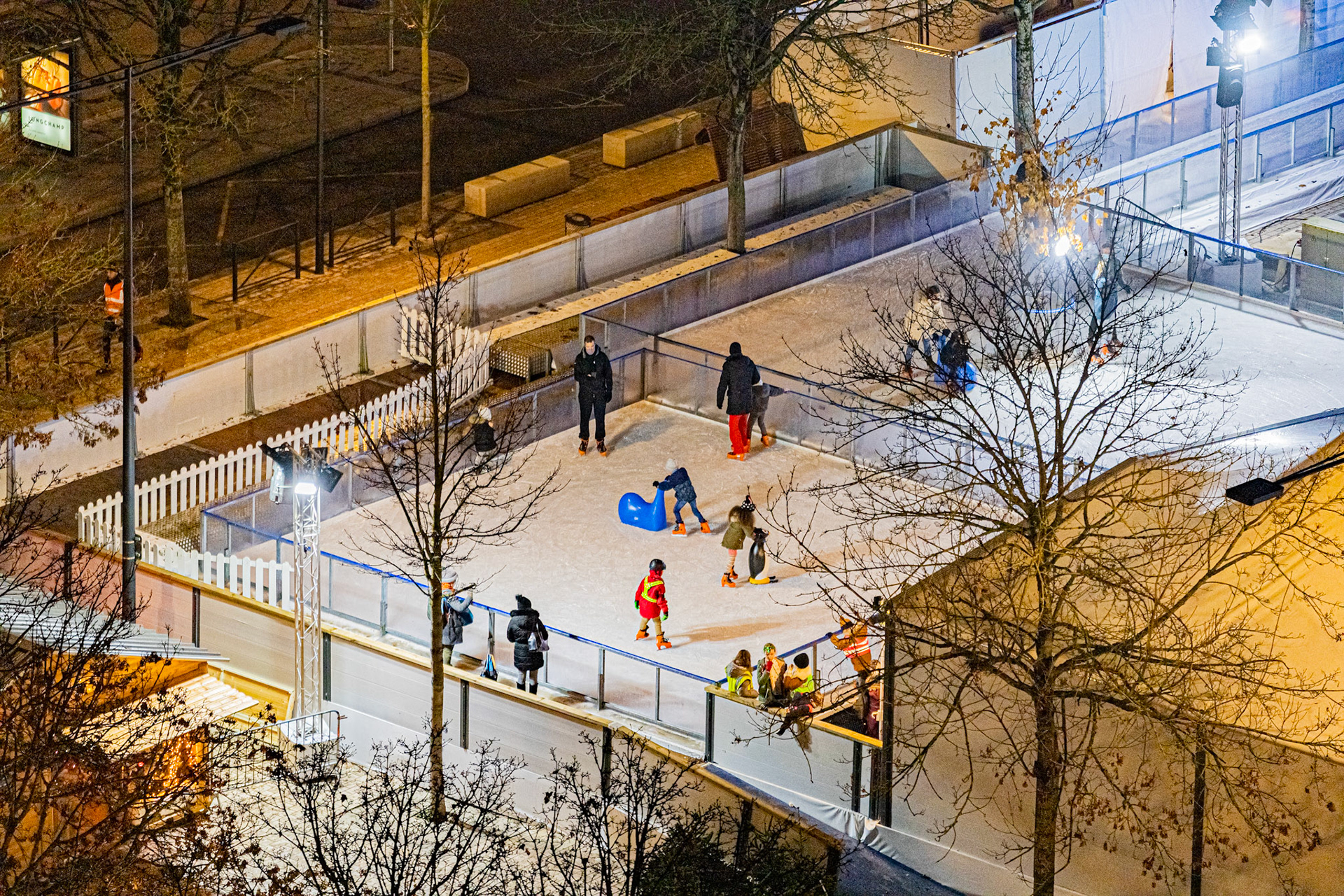 Ambiance de fête urbaine à Dijon pour Noël.