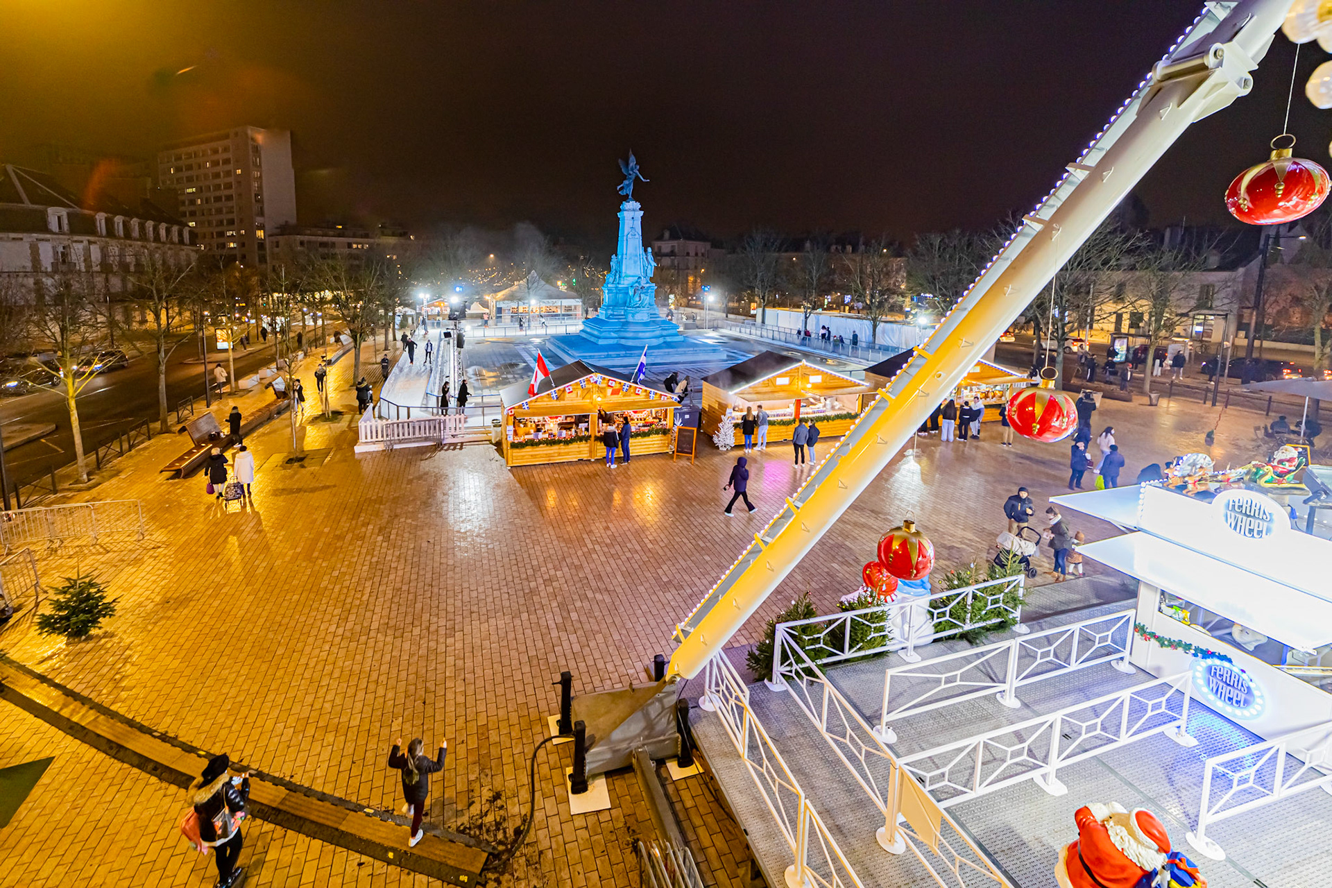 Ambiance de fête urbaine à Dijon pour Noël.