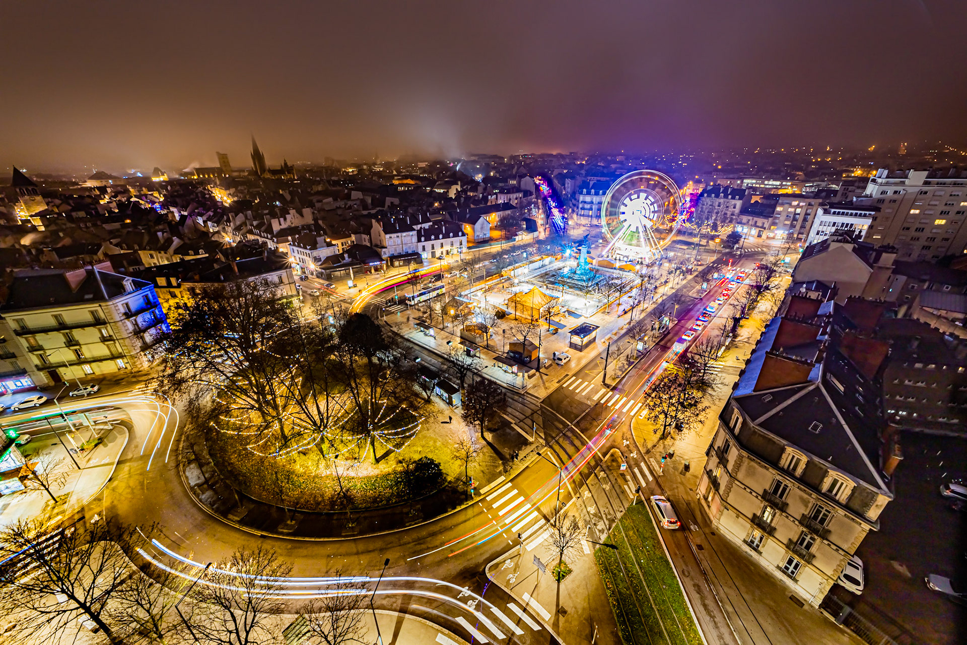 Scène de vie urbaine pendant les fêtes de fin d'année, vue aérienne sur Dijon.