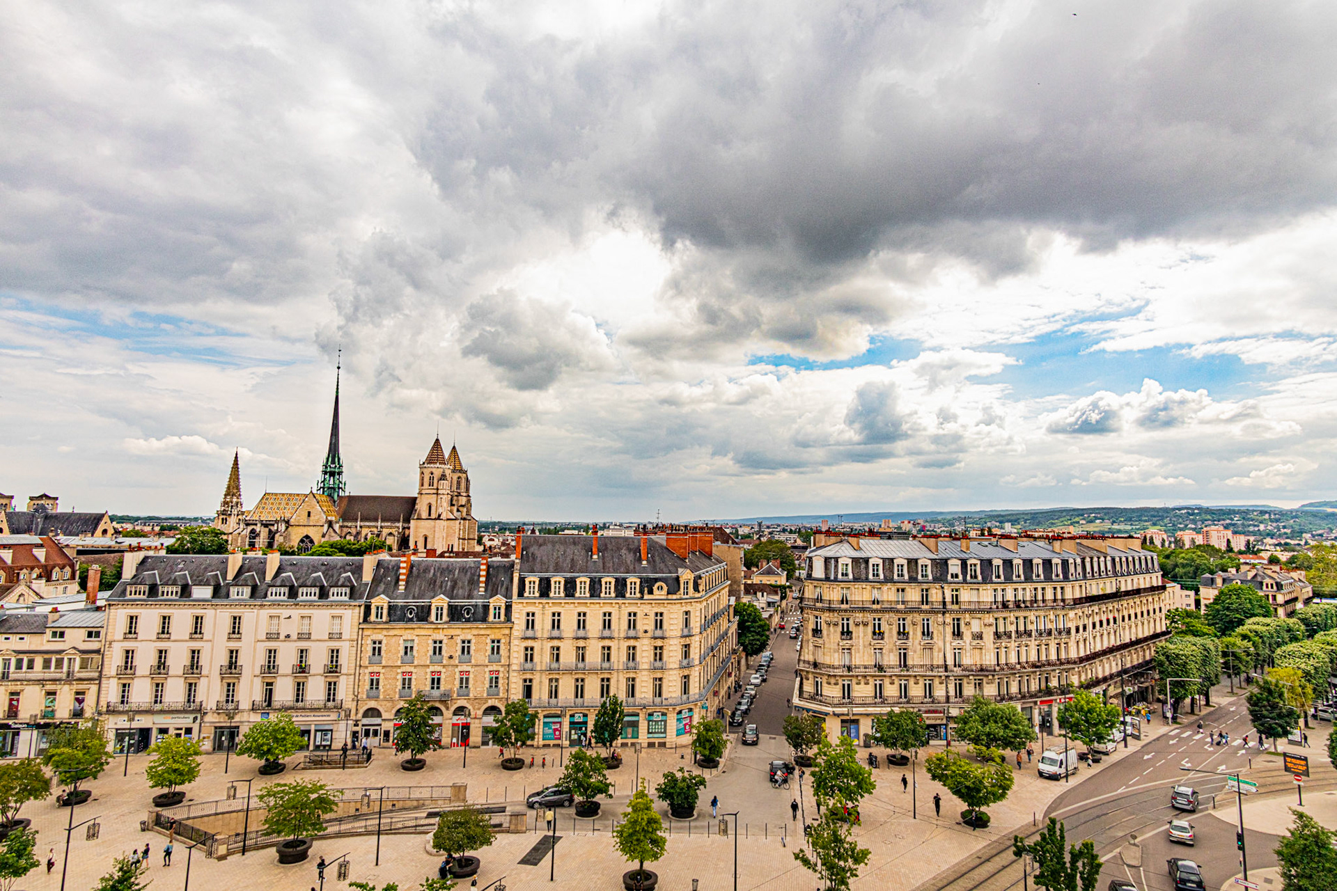 Panorama aérien sur la place Darcy et la cathédrale Saint-Bénigne.