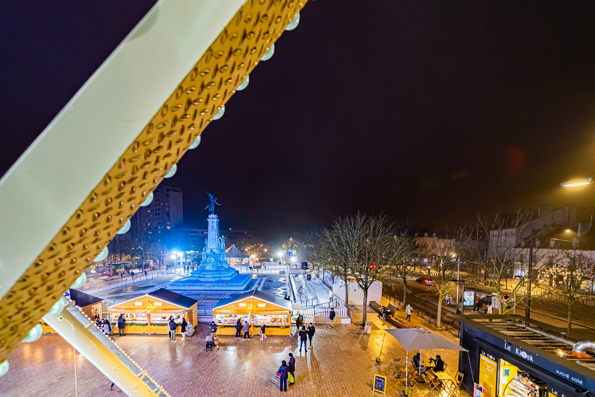 Ambiance de fête urbaine à Dijon pour Noël.