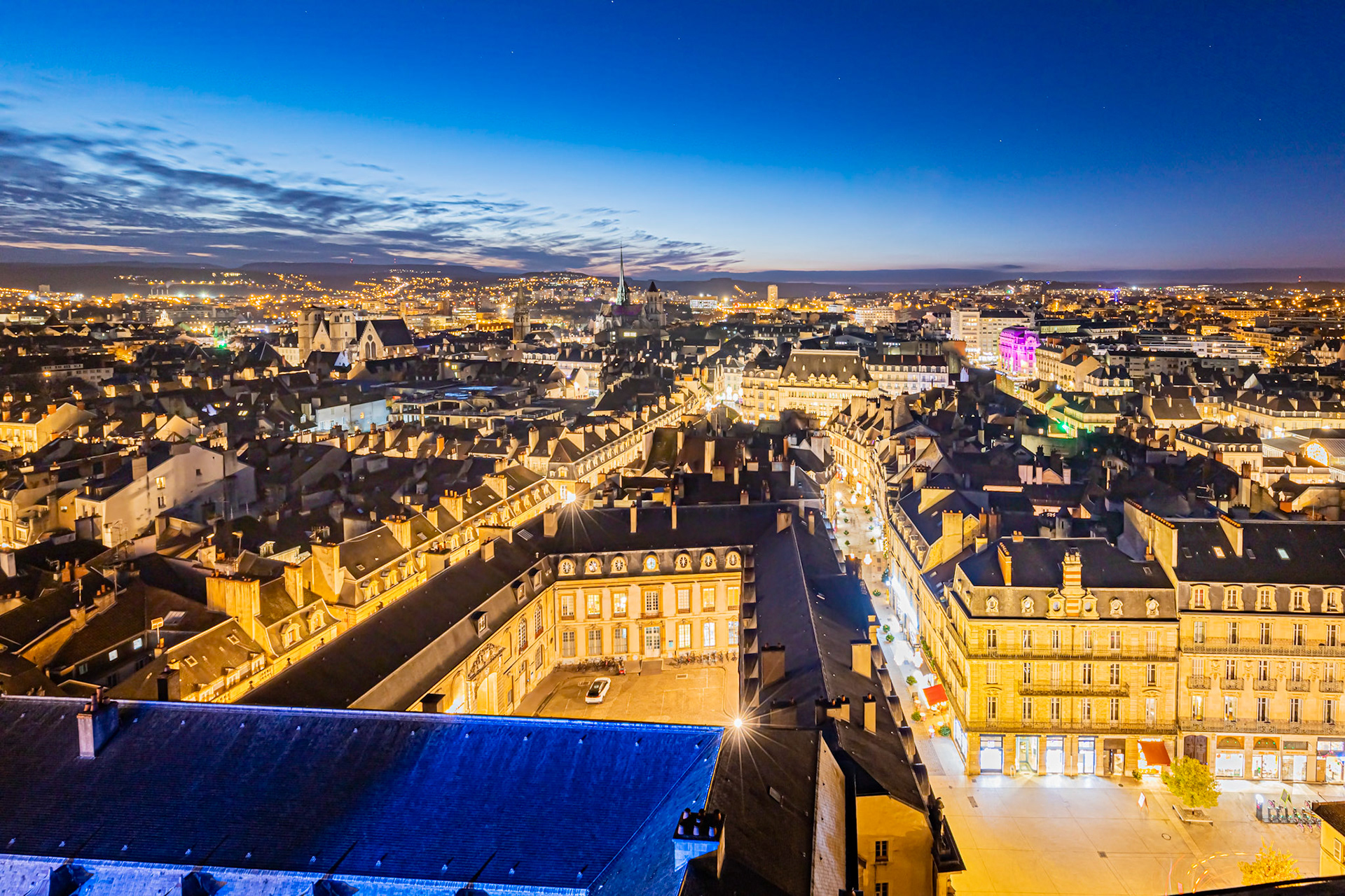 Scène de vie urbaine nocturne pendant les fêtes de fin d'année.