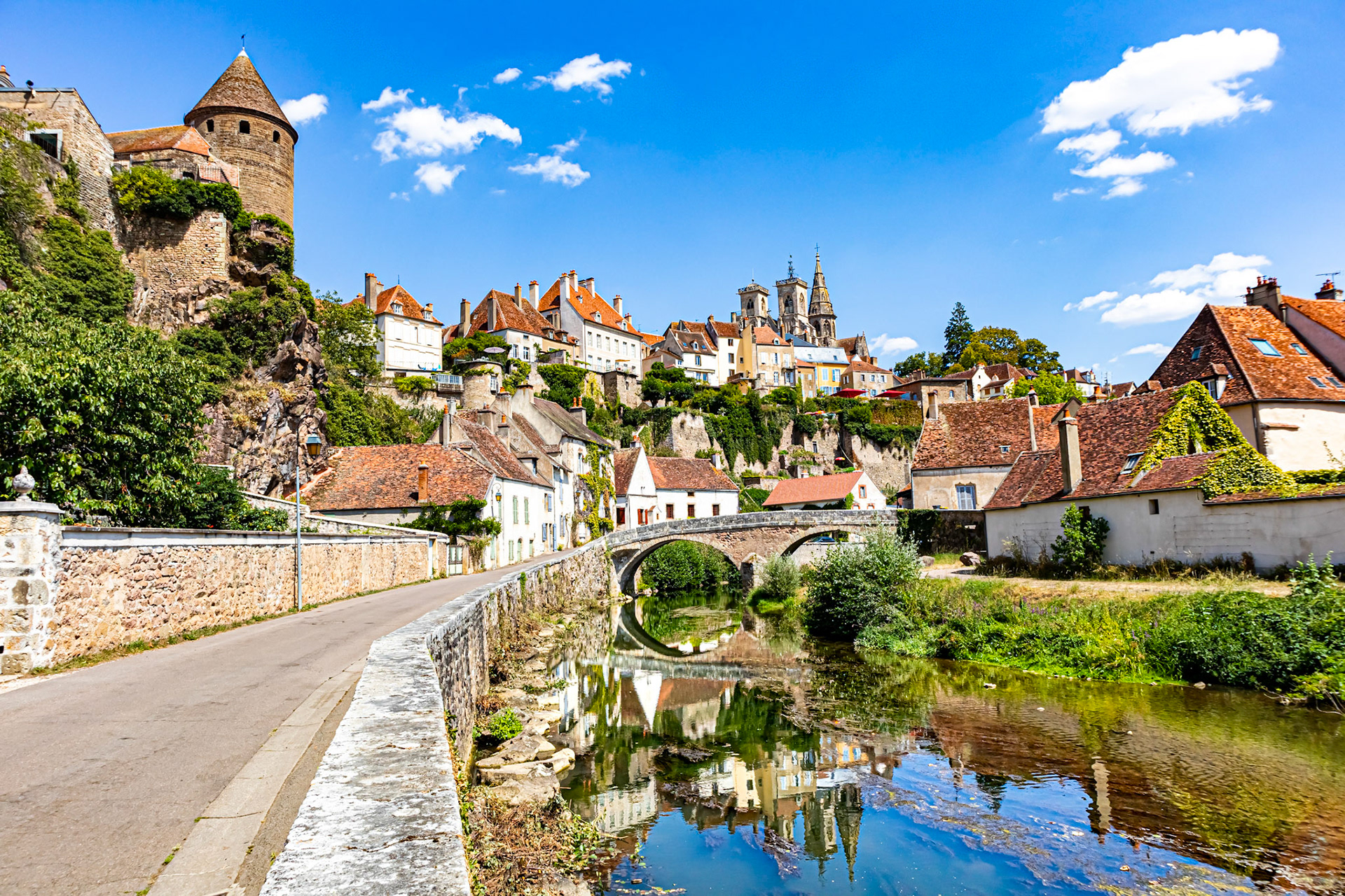 La belle et médiévale Semur nous enchante sous tous les angles.ENThe beautiful and medieval Semur enchants us from all angles.