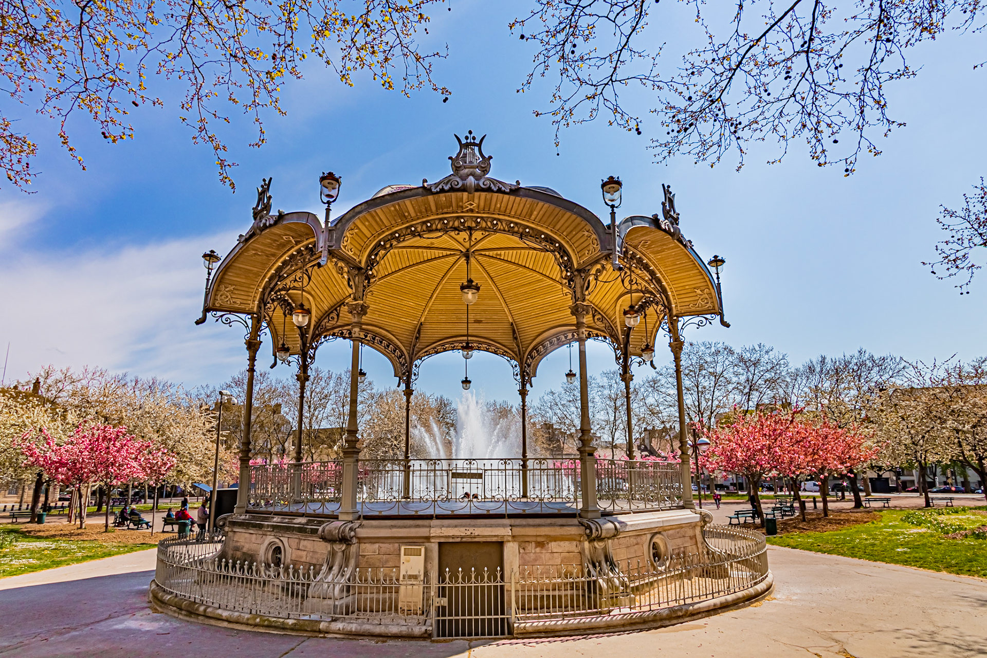 La place Wilson aux couleurs du printemps et ses cerisiers japonais en fleur.