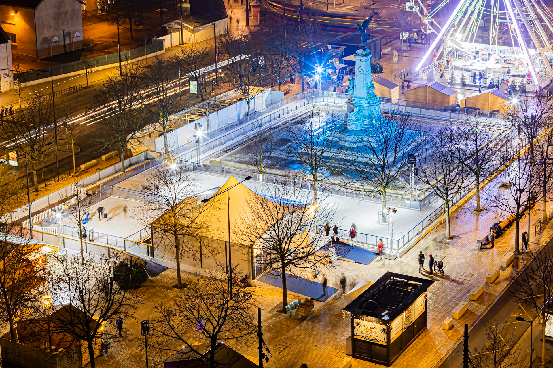 Ambiance de fête urbaine à Dijon pour Noël.