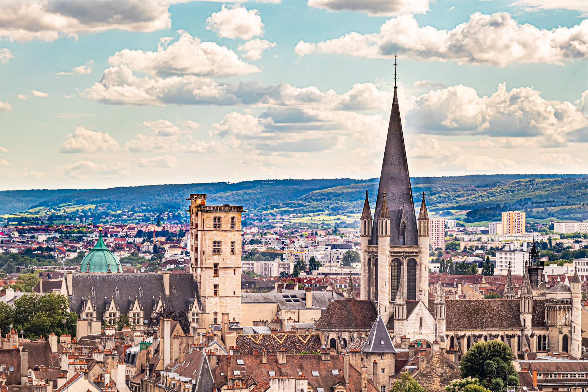 Vue aérienne de Dijon sur la tour Philippe Le Bon, le clocher  de l'église Notre-Dame et la coupole du musée d'art sacré.