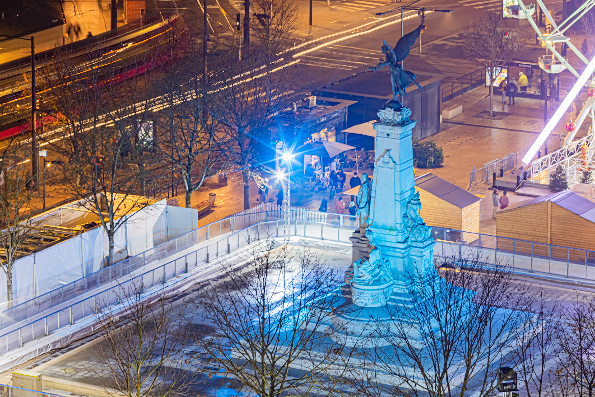 Ambiance de fête urbaine à Dijon pour Noël.