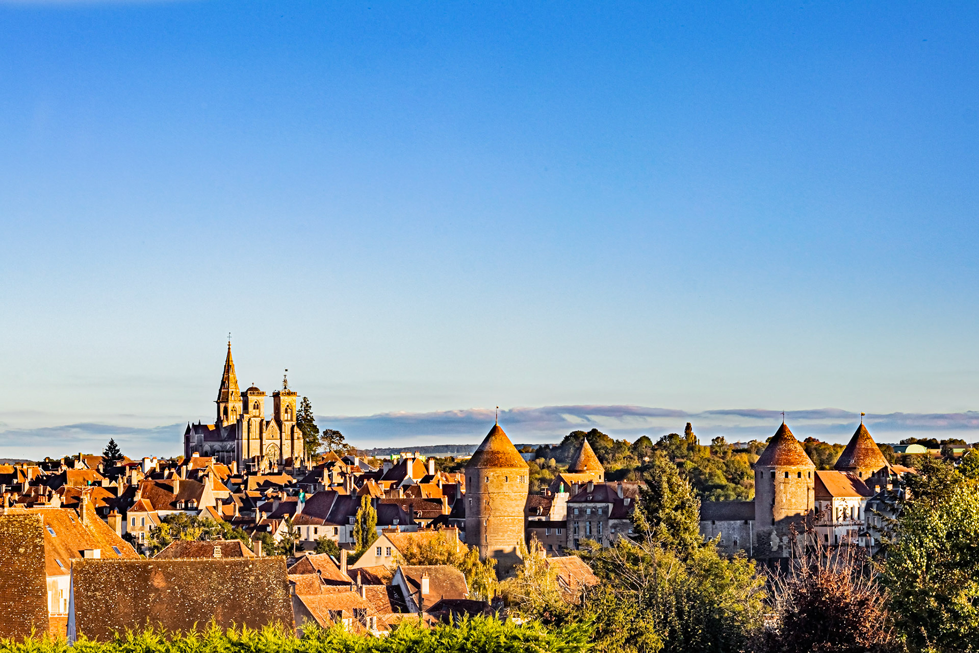 La belle Semur l'est de près comme de loin, à tout moment de la journée. Quand celle-ci prend fin à l'automne, elle se pare d'une ambiance lumineuse fantastique, douce, voluptueuse, quasi sensuelle..