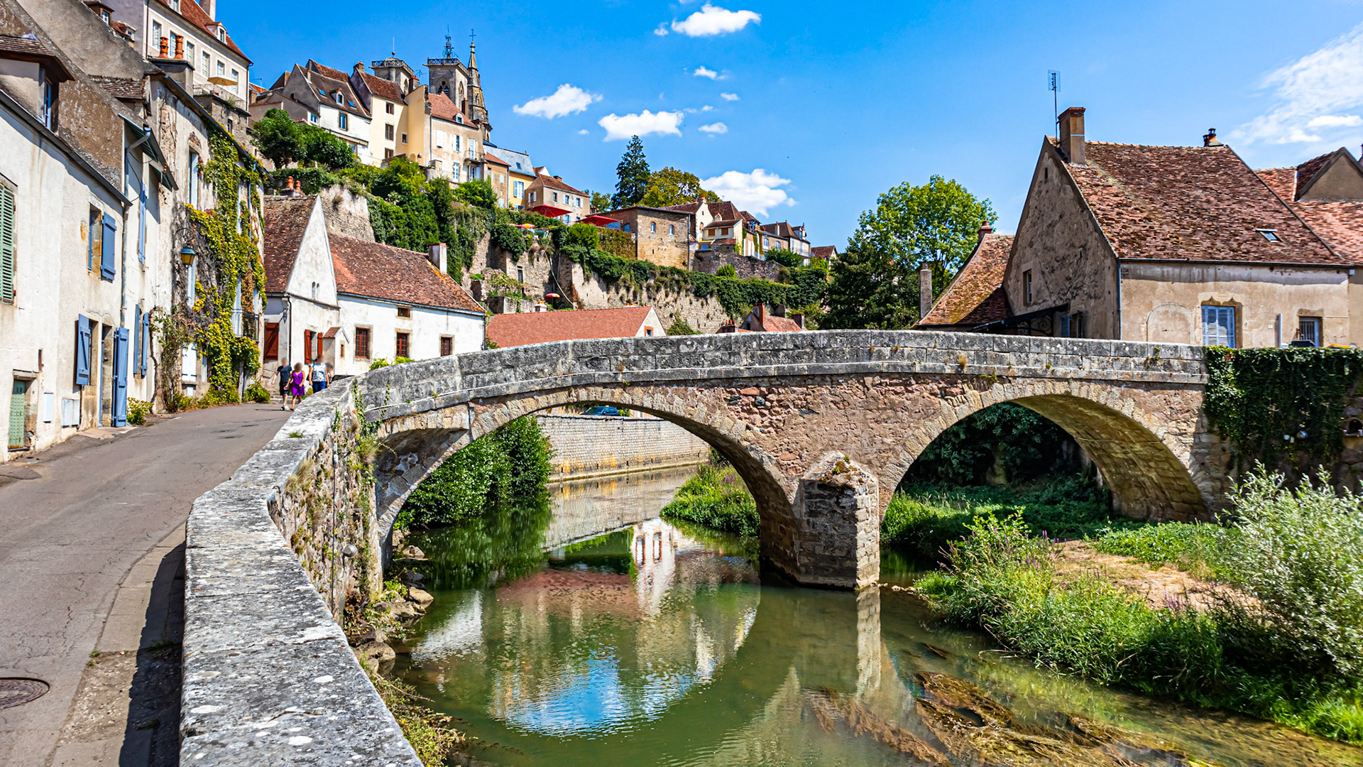 La belle et médiévale Semur nous enchante sous tous les angles.ENThe beautiful and medieval Semur enchants us from all angles.