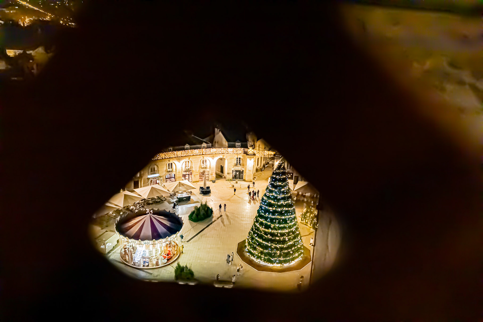 Scène de vie urbaine nocturne pendant les fêtes de fin d'année.