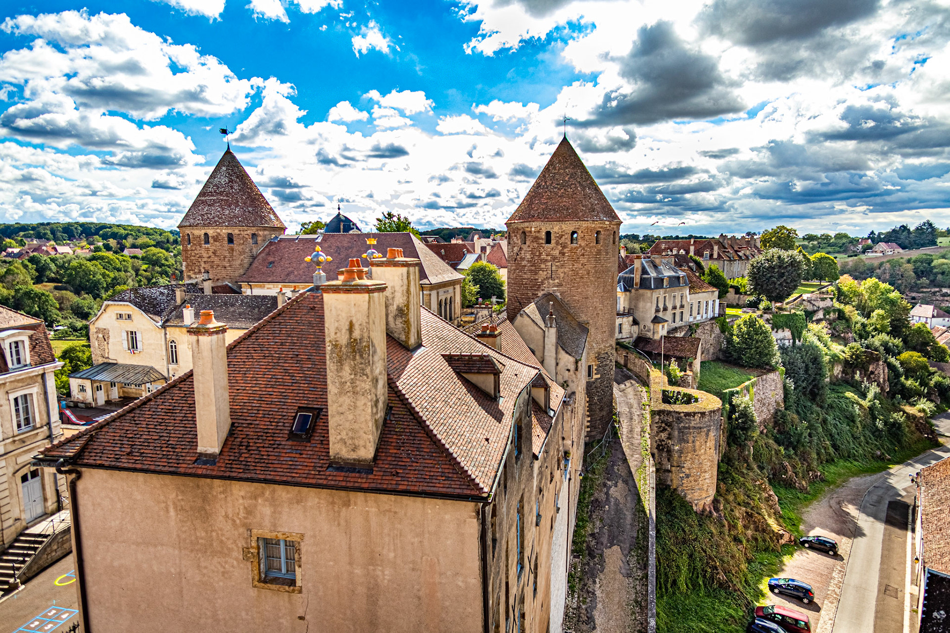 La belle et médiévale Semur nous enchante sous tous les angles.ENThe beautiful and medieval Semur enchants us from all angles.