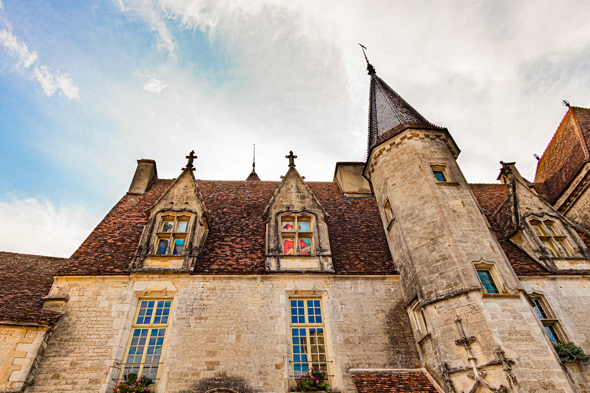 Façade du château de Chateauneuf-en-Auxois en contre-plongée