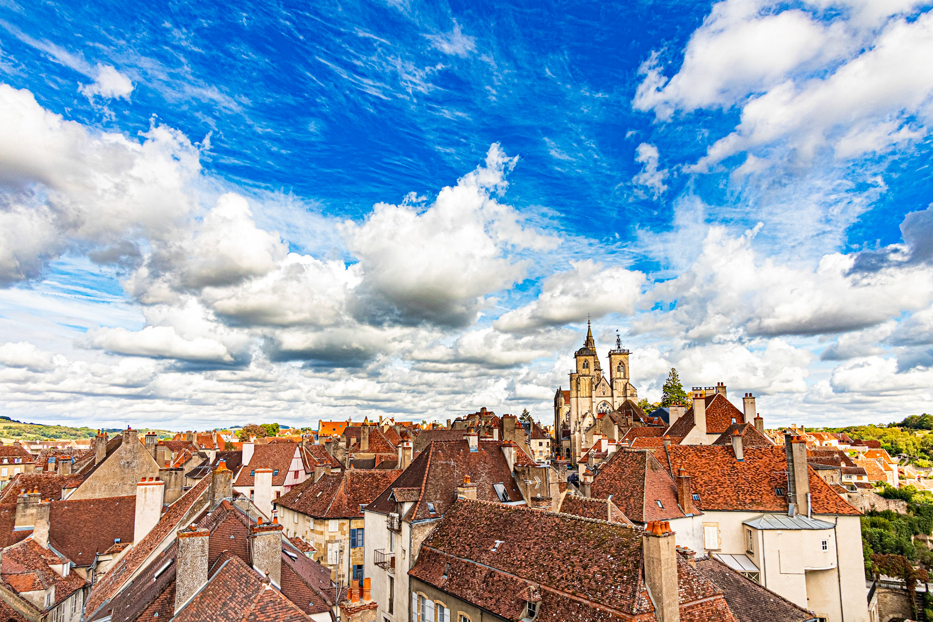 La belle et médiévale Semur nous enchante sous tous les angles.ENThe beautiful and medieval Semur enchants us from all angles.