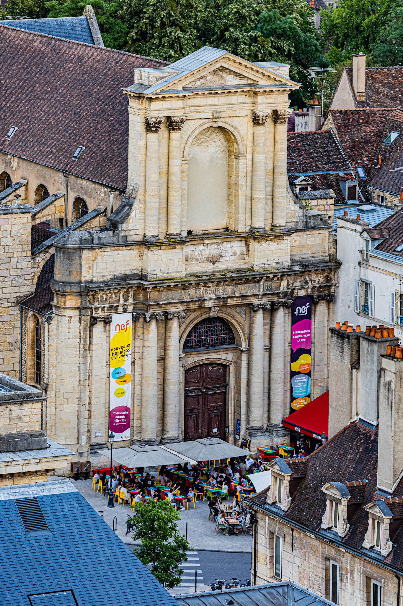 Vue aérienne de Dijon depuis la tour Philippe Le Bon, la Nef, ancienne église Saint-Etienne.