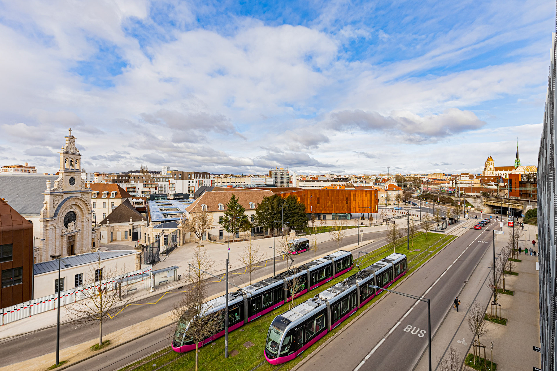 Cité internationale de la gastronomie et du vin de Dijon et son architecture. Deux tramways se croisent.