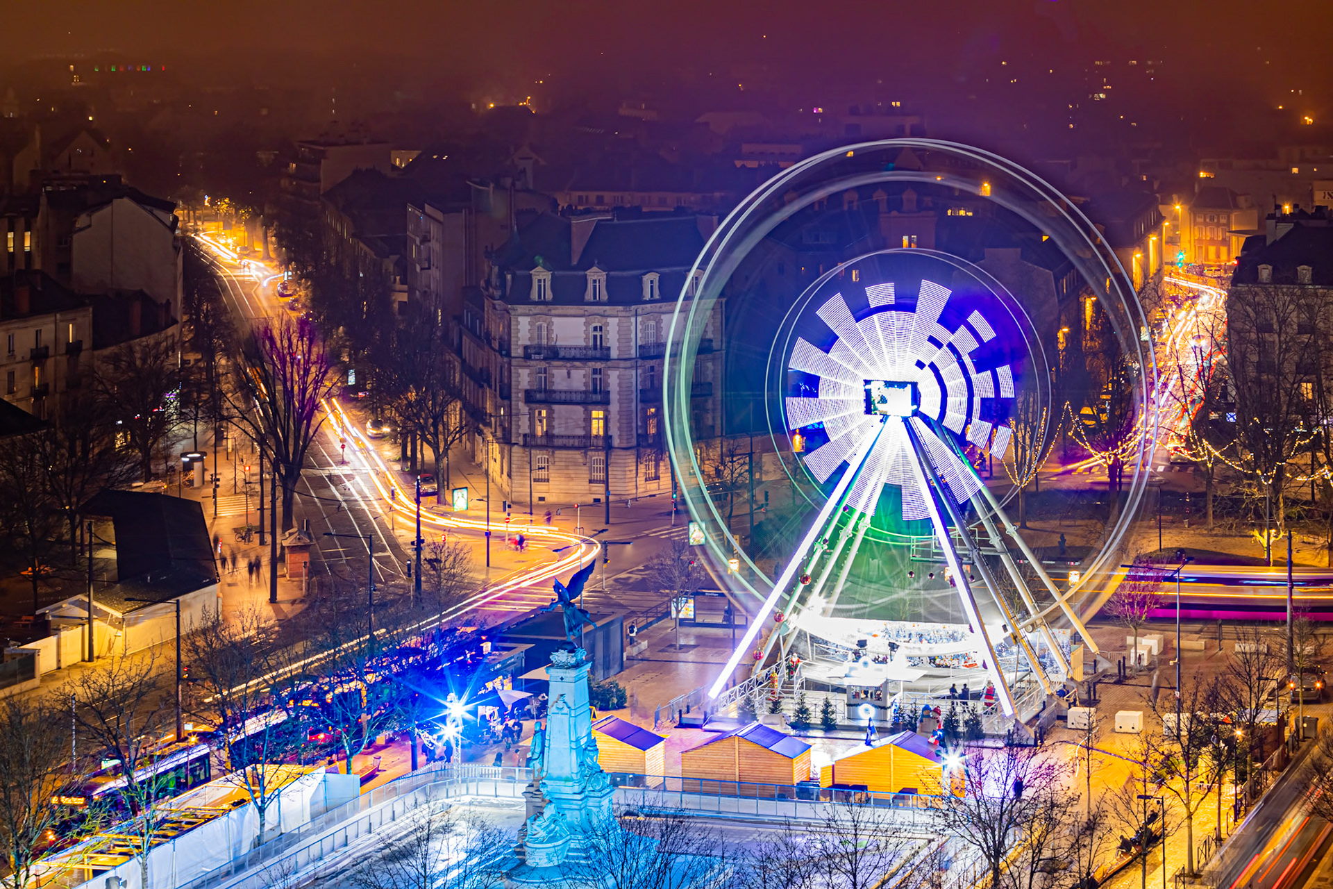 Scène de vie urbaine pendant les fêtes de fin d'année.