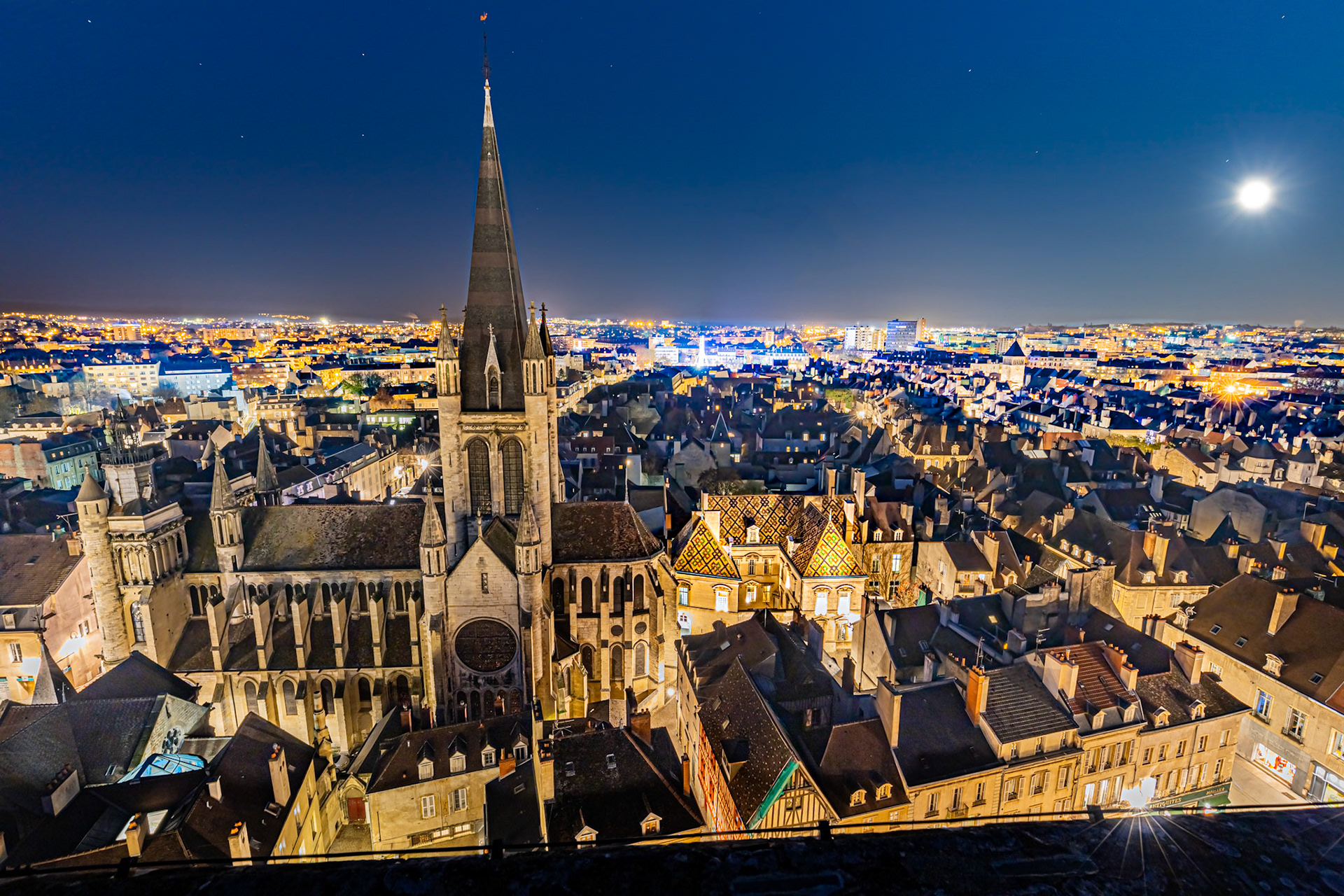Scène de vie urbaine nocturne pendant les fêtes de fin d'année. Vue sur l'église Notre-Dame depuis la Tour Philippe Le Bon.
