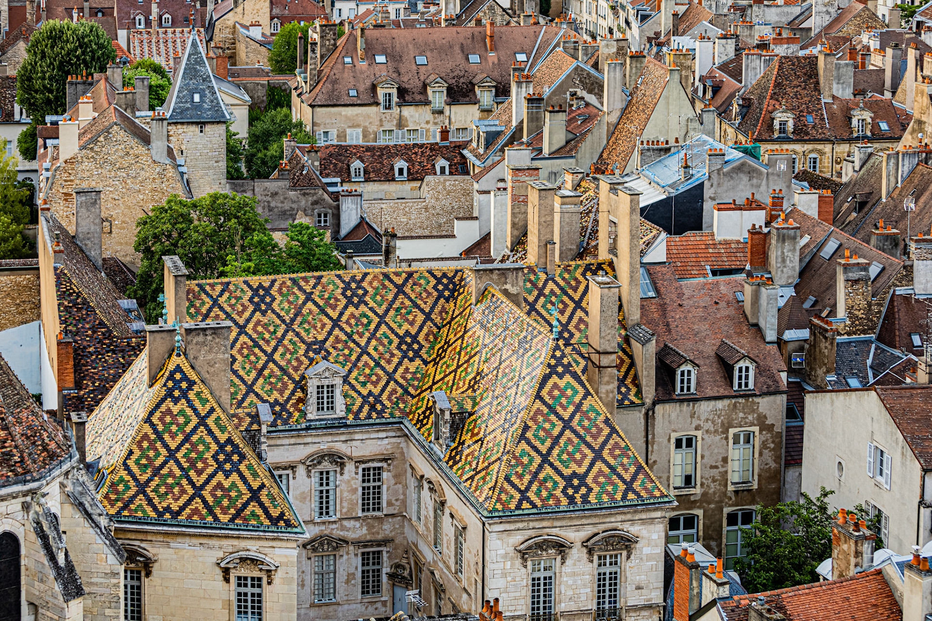 Hôtel de Vgüe et ses tuiles vernissées depuis la Tour Philippe Le bon à Dijon.