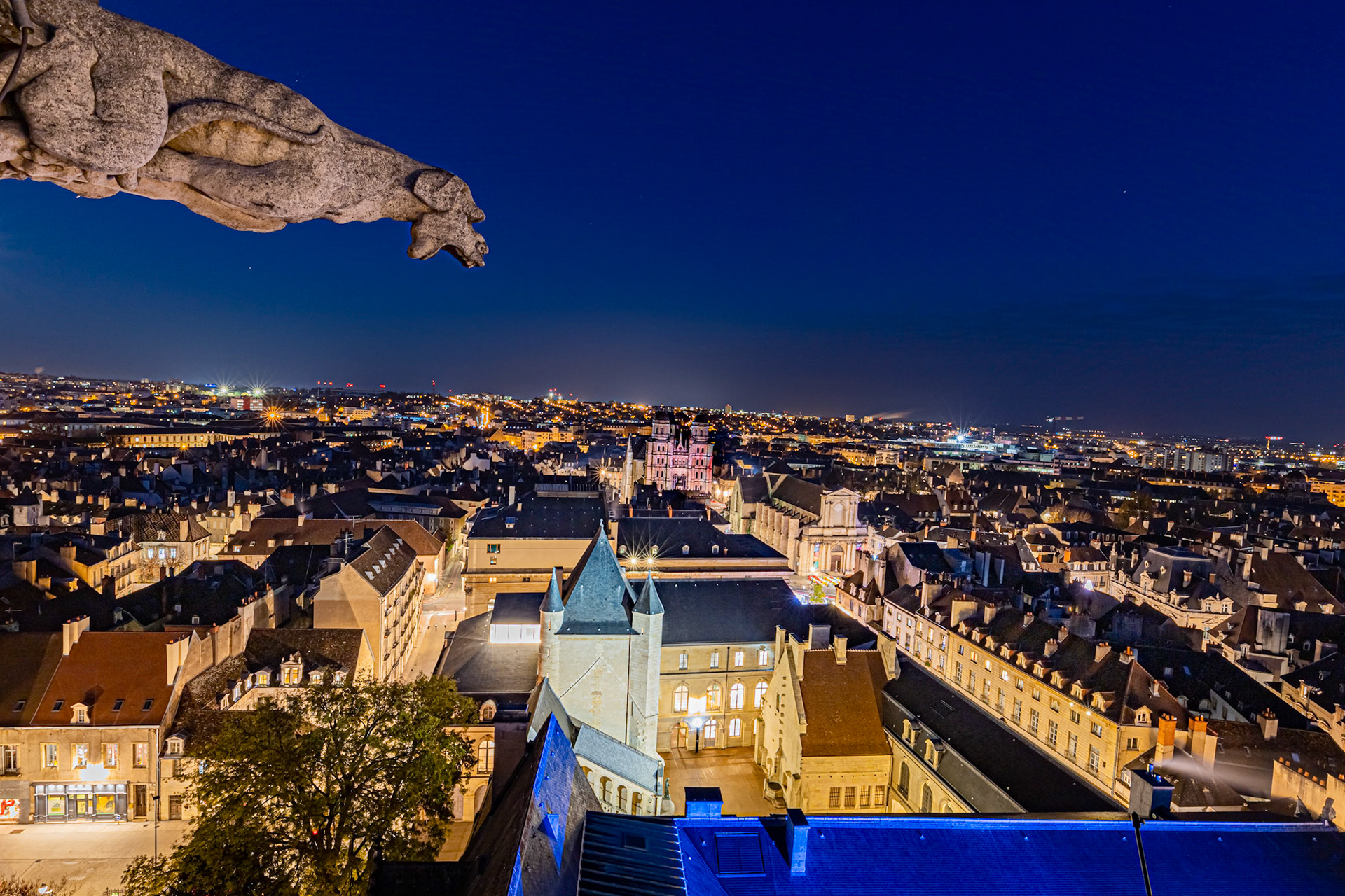 Scène de vie urbaine nocturne pendant les fêtes de fin d'année.