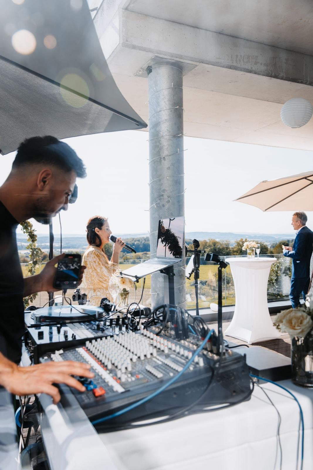 Terrace Wedding Vibes – DJ Set & Live Vocals unter freiem Himmel.