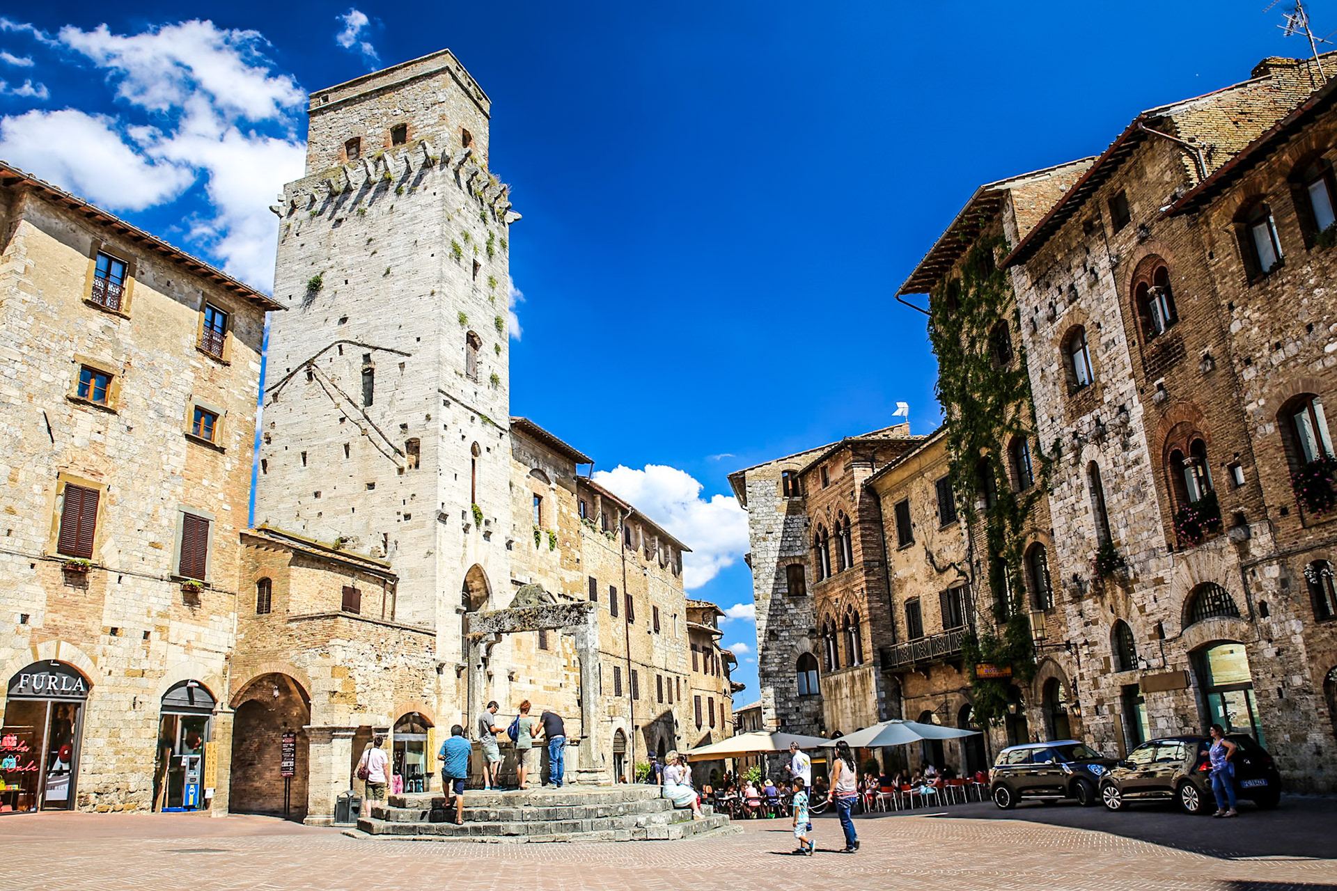 San Gimigano center plaza