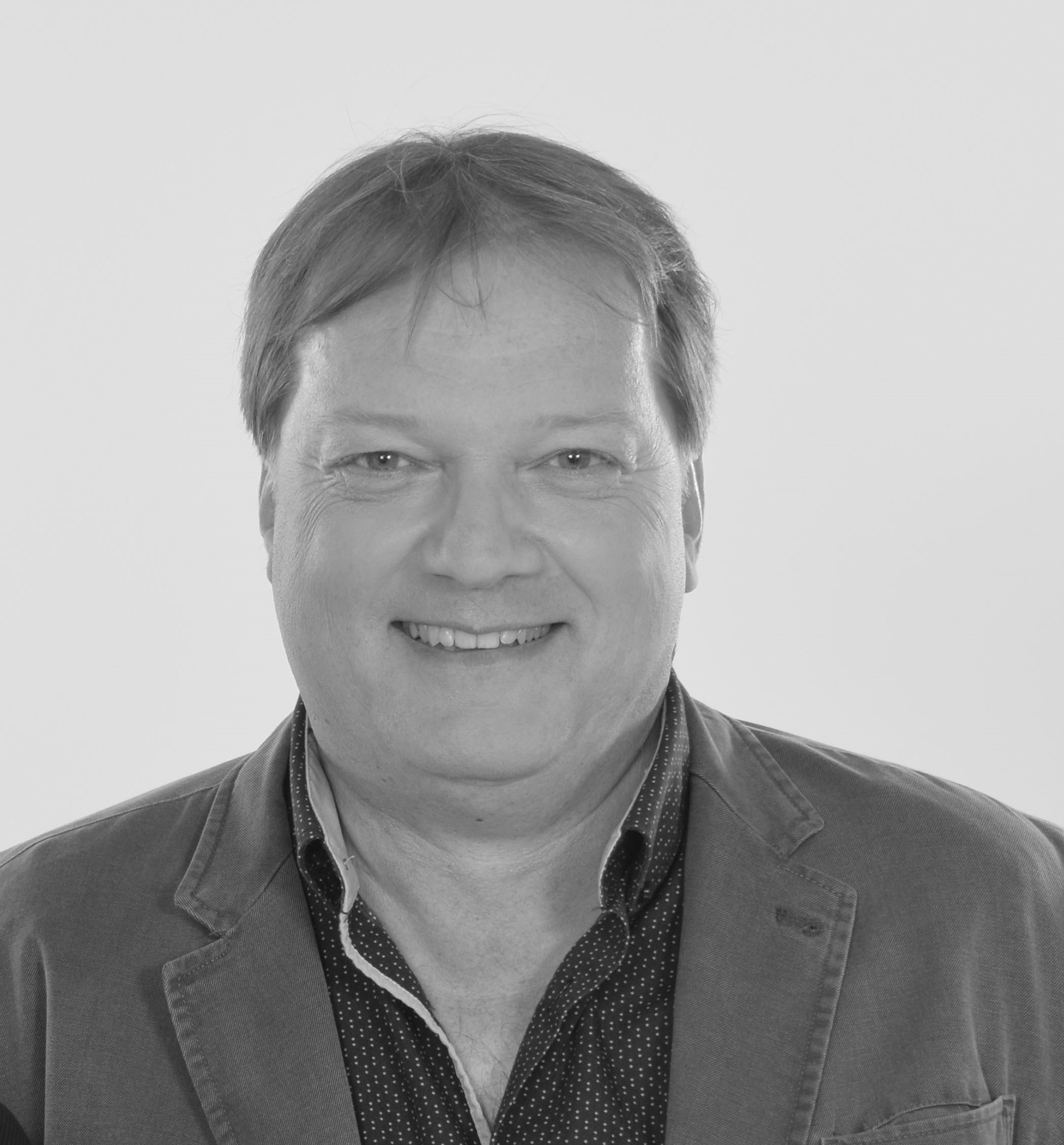 Louis Gerber, Leiter Research und Development und Inhaber: Louis Gerber lic. phil.nat. - Dipl.Physiker, Betriebswirtschaft NDS/FH Spricht und versteht deutsch, englisch, französisch.