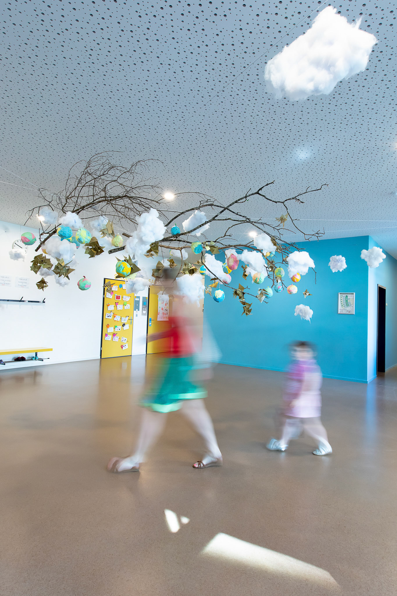 Mobile créé par deux classes de 1-2P et l'artiste Moloudi Hadj, EP Renens-Est