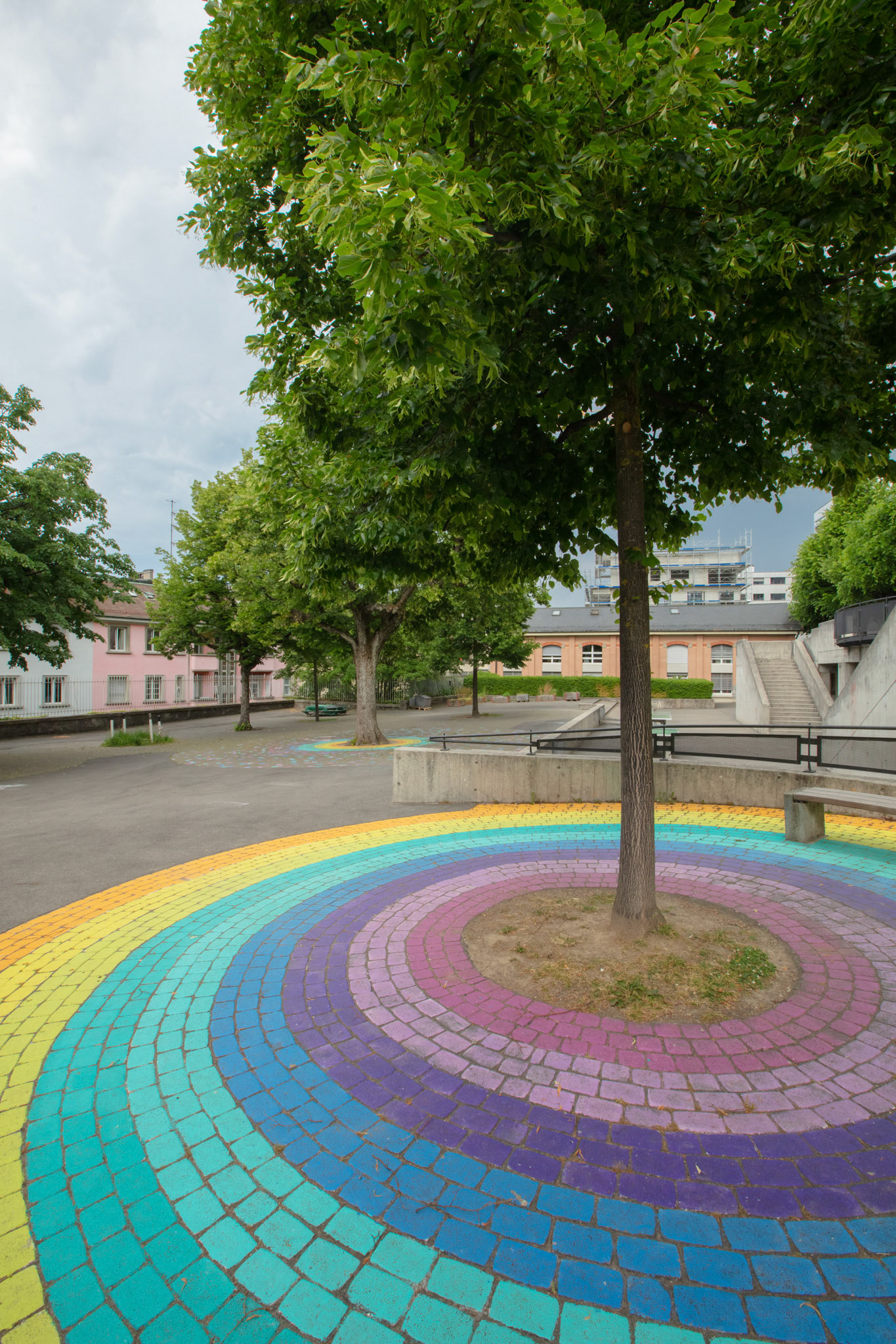 Arc-en-ciel réalisé par 15 classes de 1P à 6P et le duo d'artistes L'Original, EP Lausanne - Mon-Repos