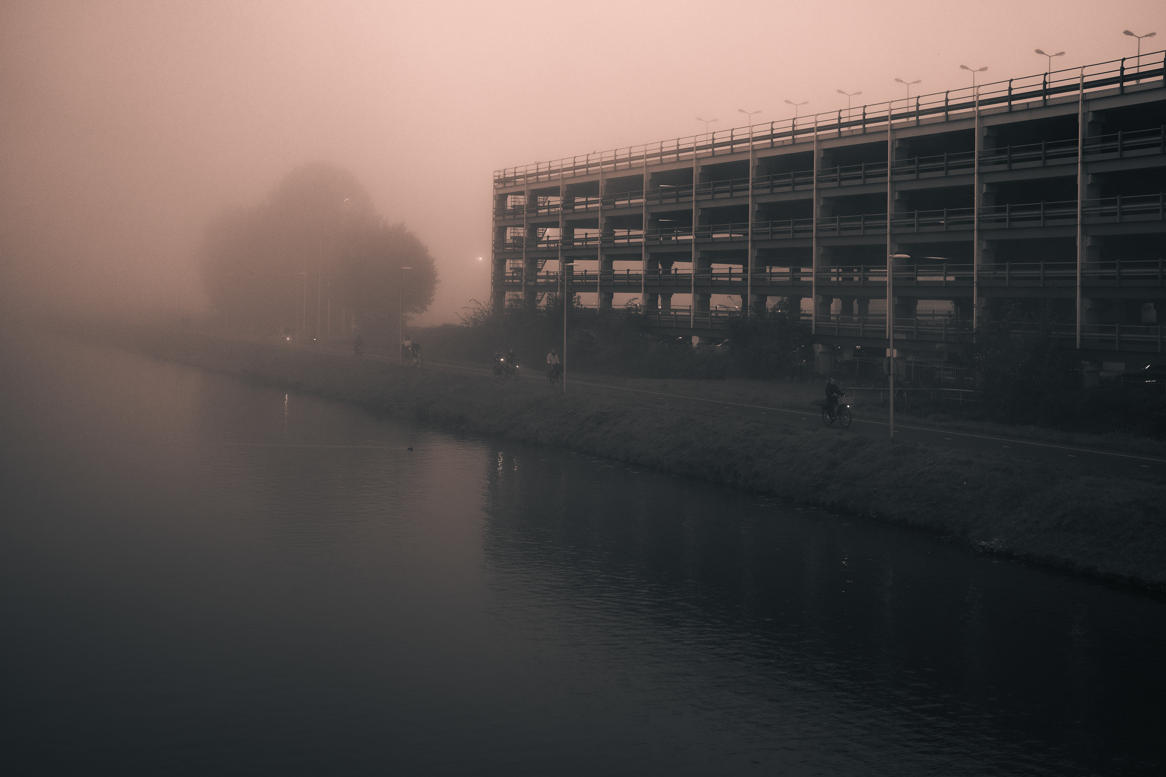 Islandereye – Misty Morning in Utrecht: Ethereal street scene cloaked in soft morning mist and gentle light.