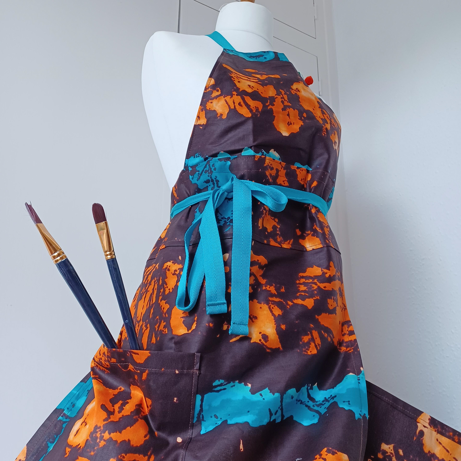“Artisan Apron” Alison McHale, 2022 Textile, 102 cm (L)