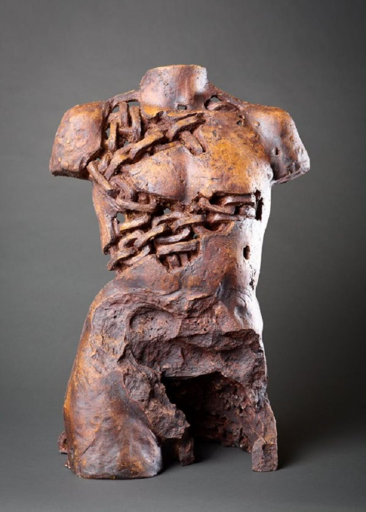“CHAINED”, Lee Steele, 2022 Clay, oxide. 16.14 x 25.2 x 10.63 in 40 cm x 63cm x 27cm