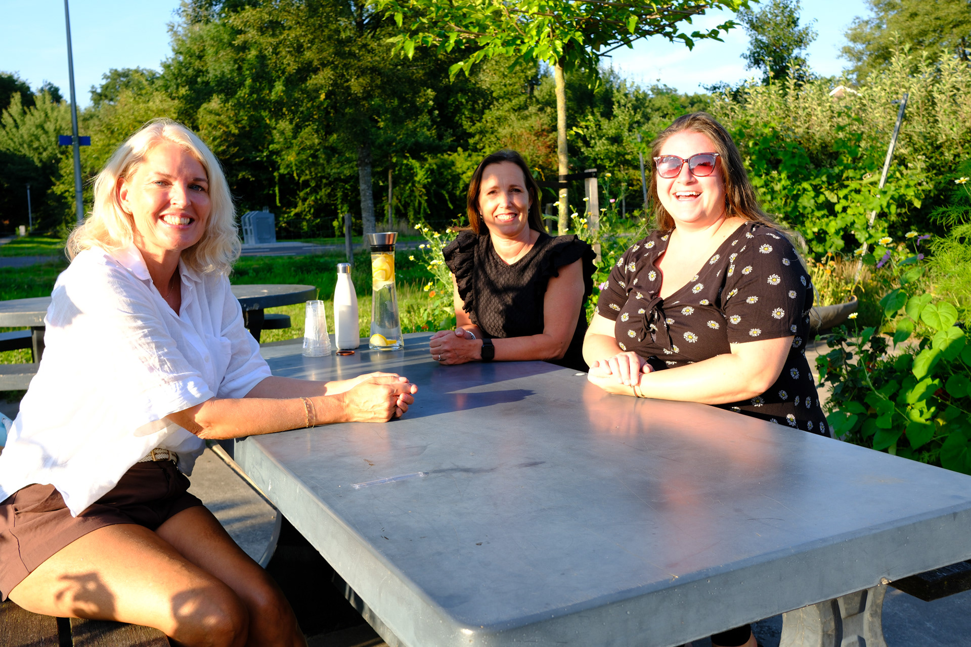 Bea in gesprek met Yvon (li) en Aida (re)
