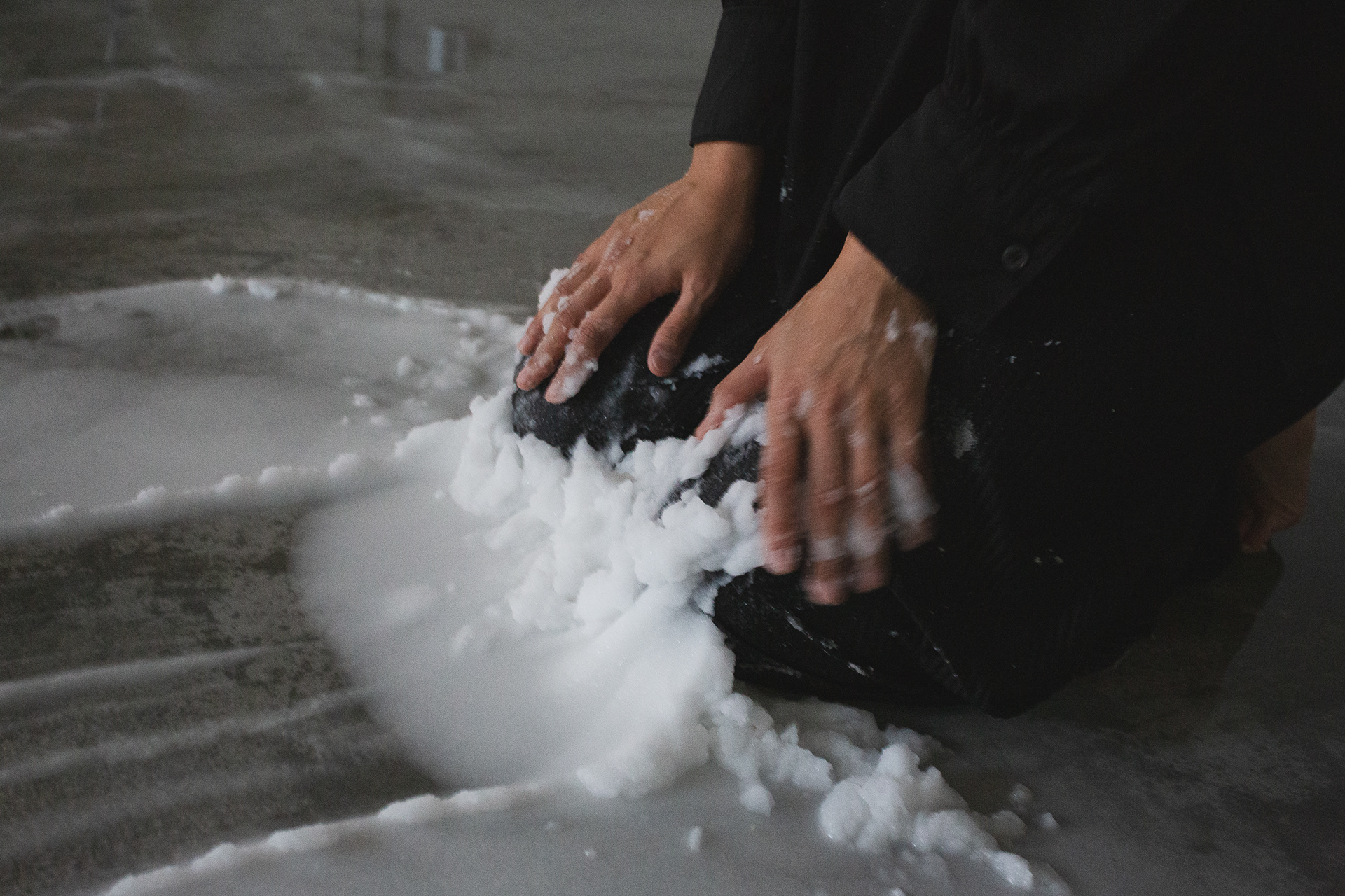 Jimin Hong washing away her installation. Picture by: Lù Chen