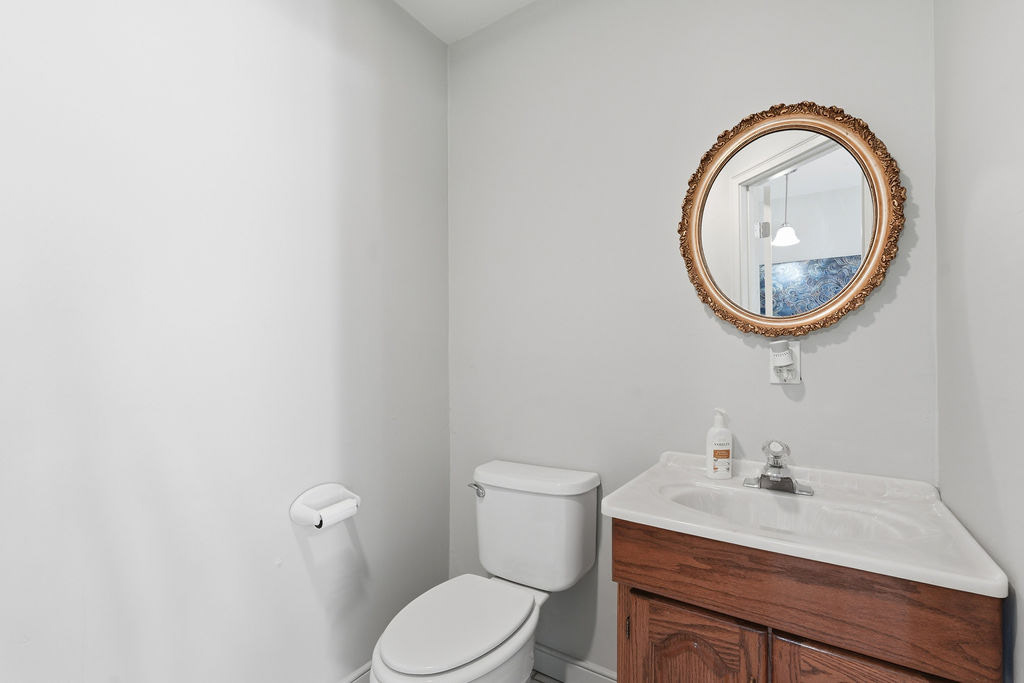 BUSINESS SPACE / HALF BATH