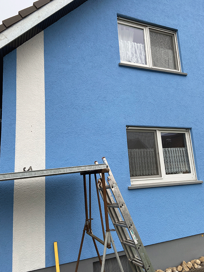 An die Fassade ...