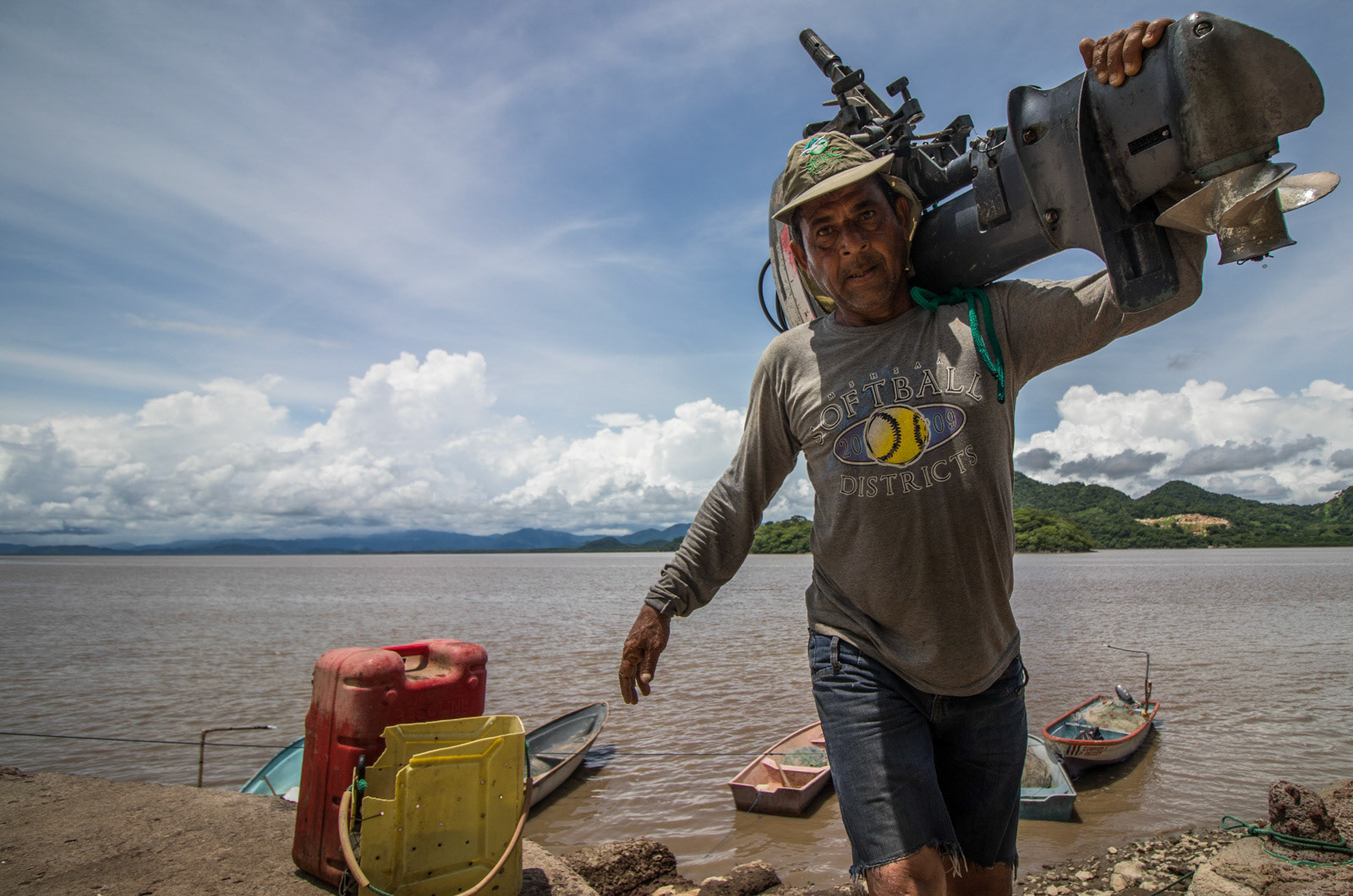 Umaña and the other fishermen store their engines every night because thieves steal engines at night.