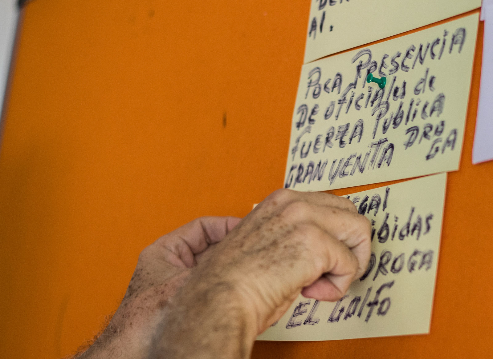 Costa Rican authorities held a security meeting with local fishermen. They posted their concerns on a cork board. Most fishermen were worried about the amount of drugs trafficked through their communities. 