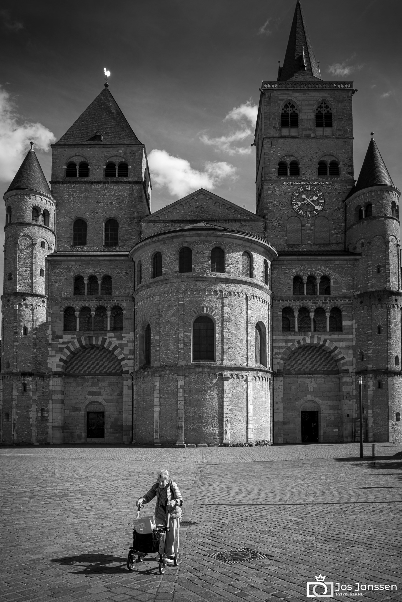 Oma voor de Dom van Trier (Leica Q2 Monochrome)