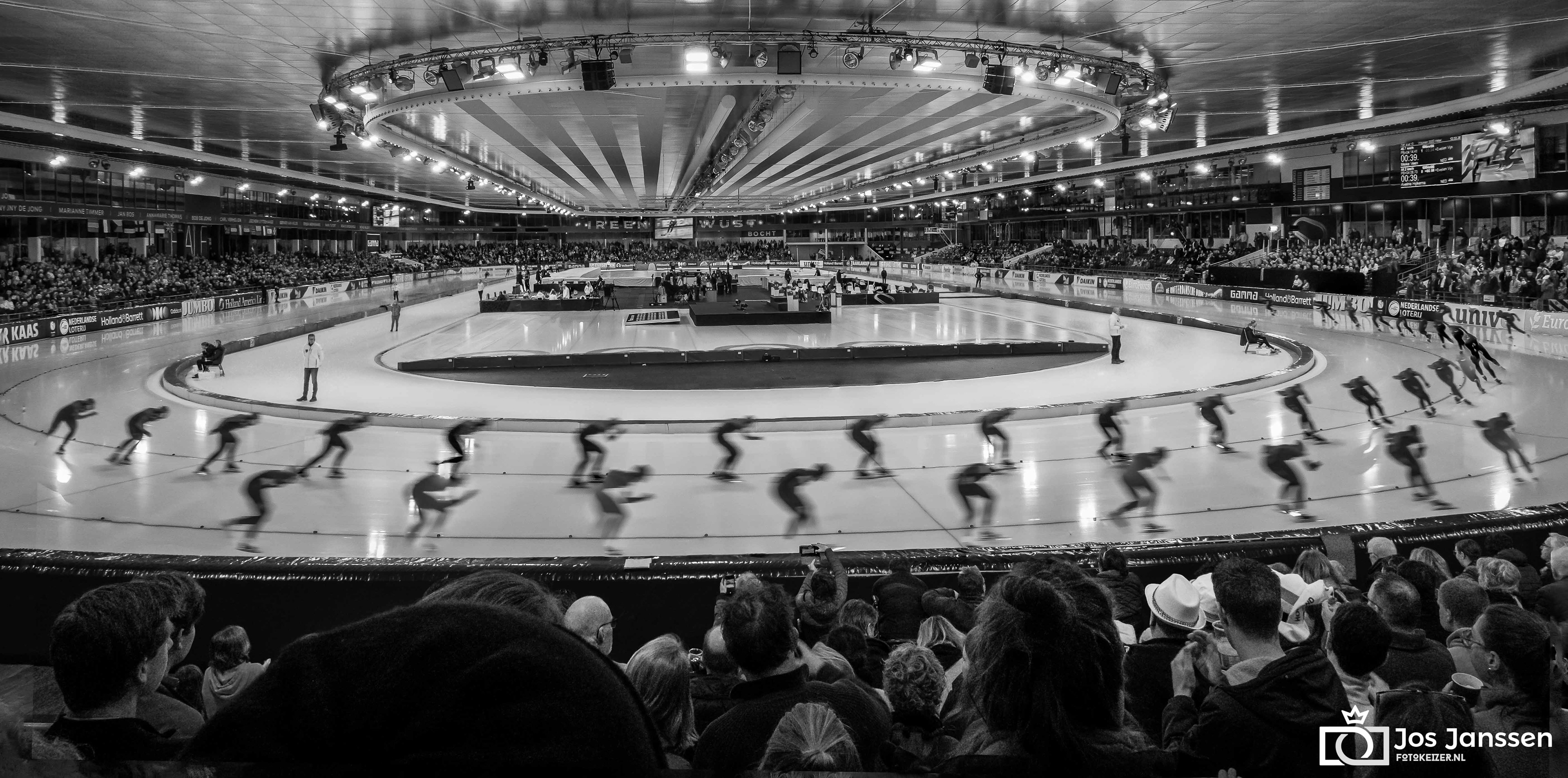 HTwee schaatsers in het Thialf stadion (Sony RX100 VII)
