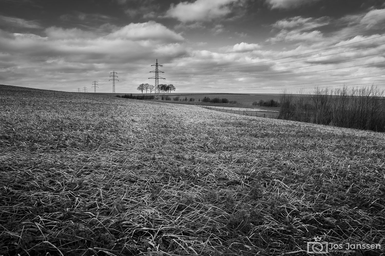 Hoogspanningsmasten in het Limburgse land. (Sony A7III met SEL24105)