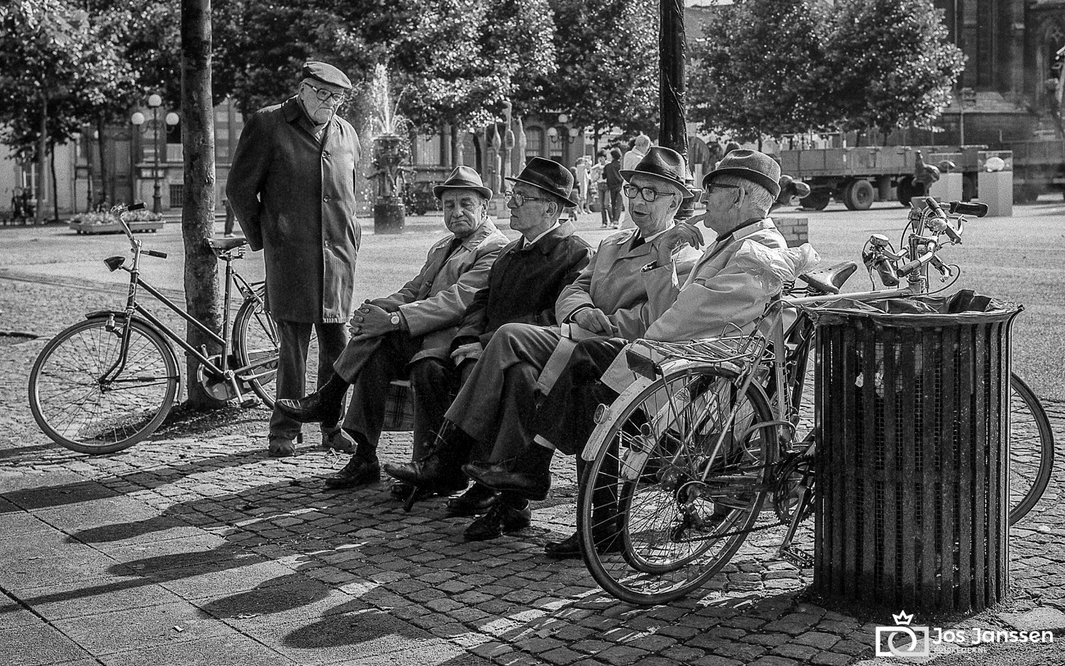 Aan de klets op het Vrijthof in Maastricht (Hasselblad 500CM)