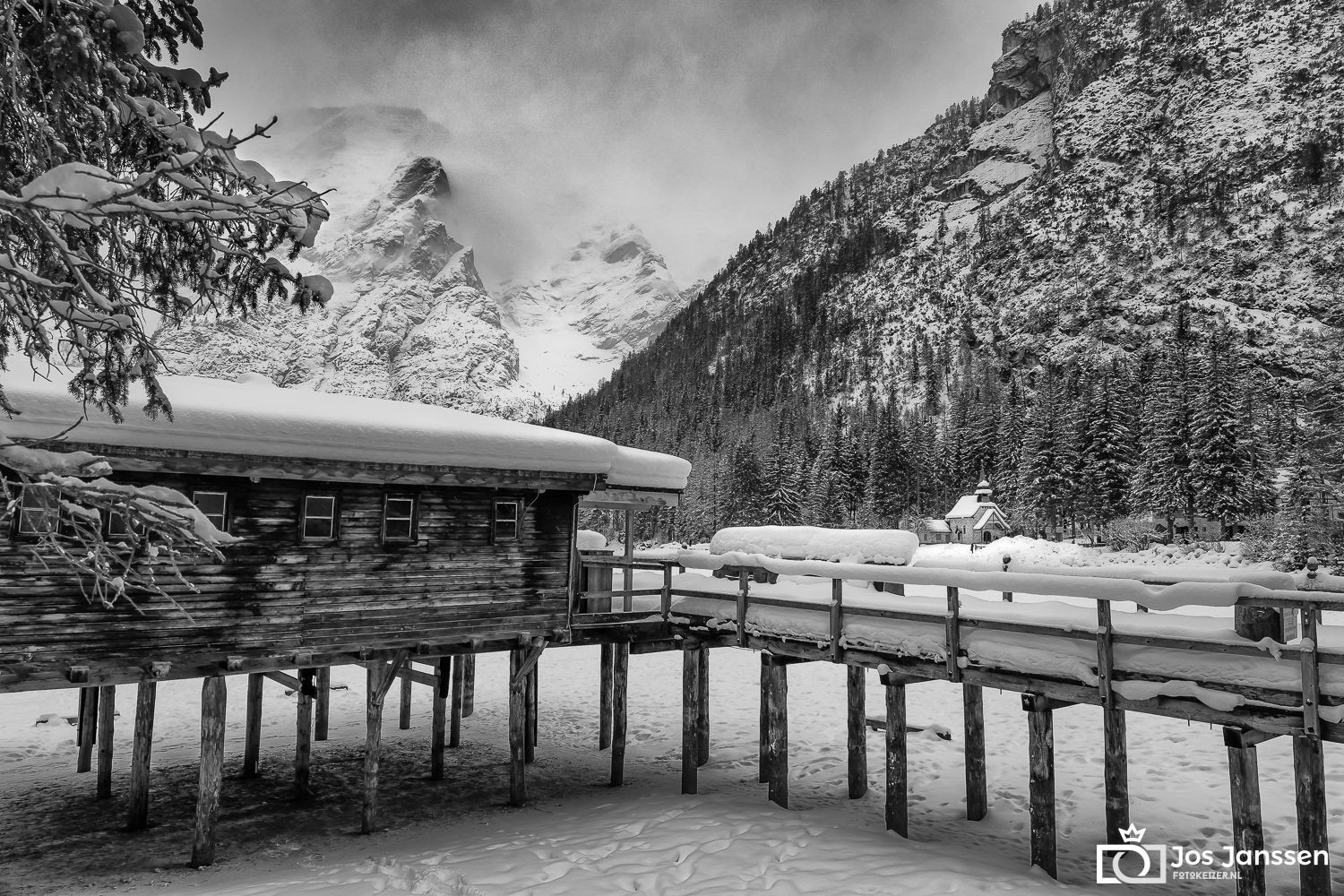 Lago di Braies in de winter. (Sony A7III)