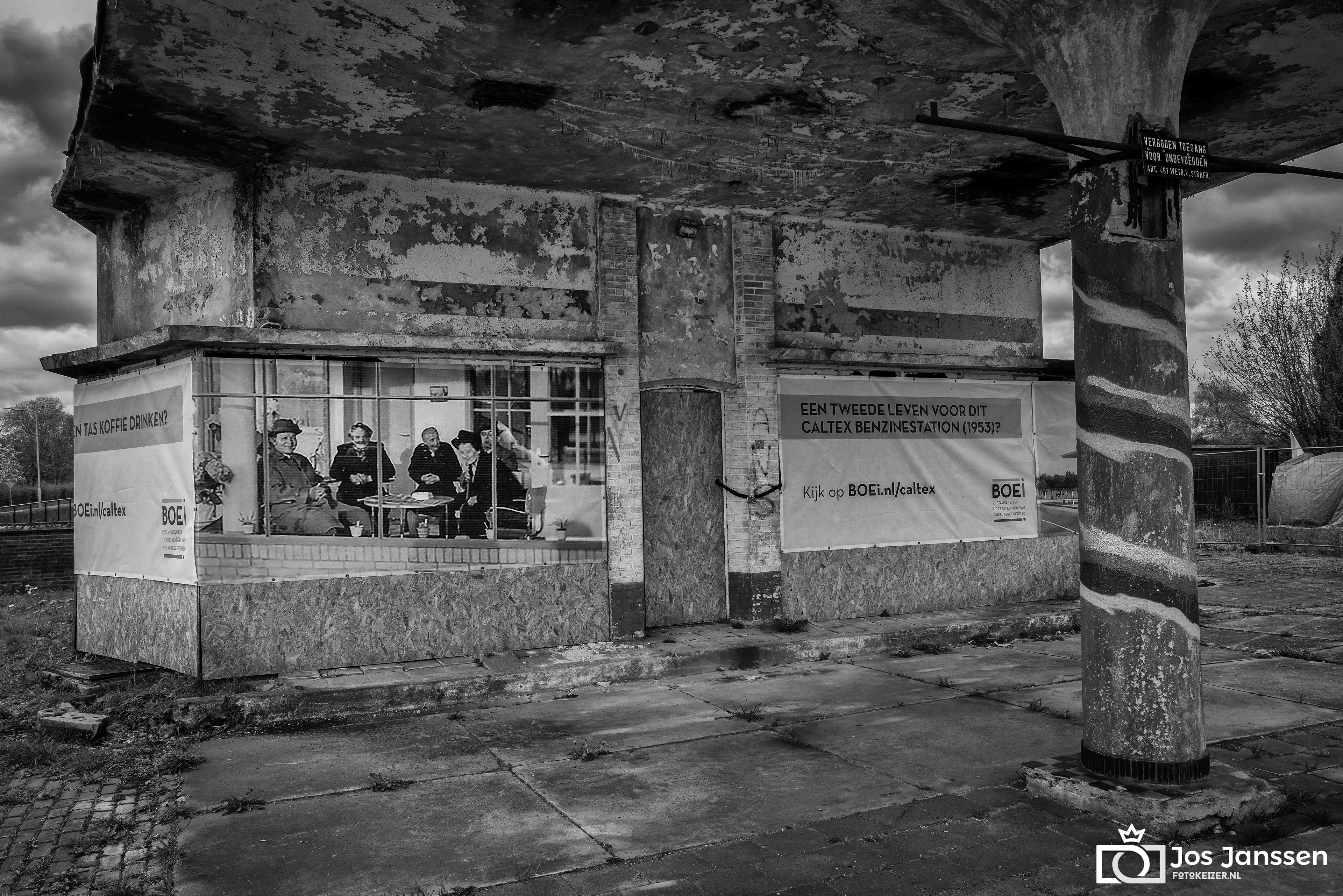 Oude Caltex tankstation (Leica Q2 Monochrome).