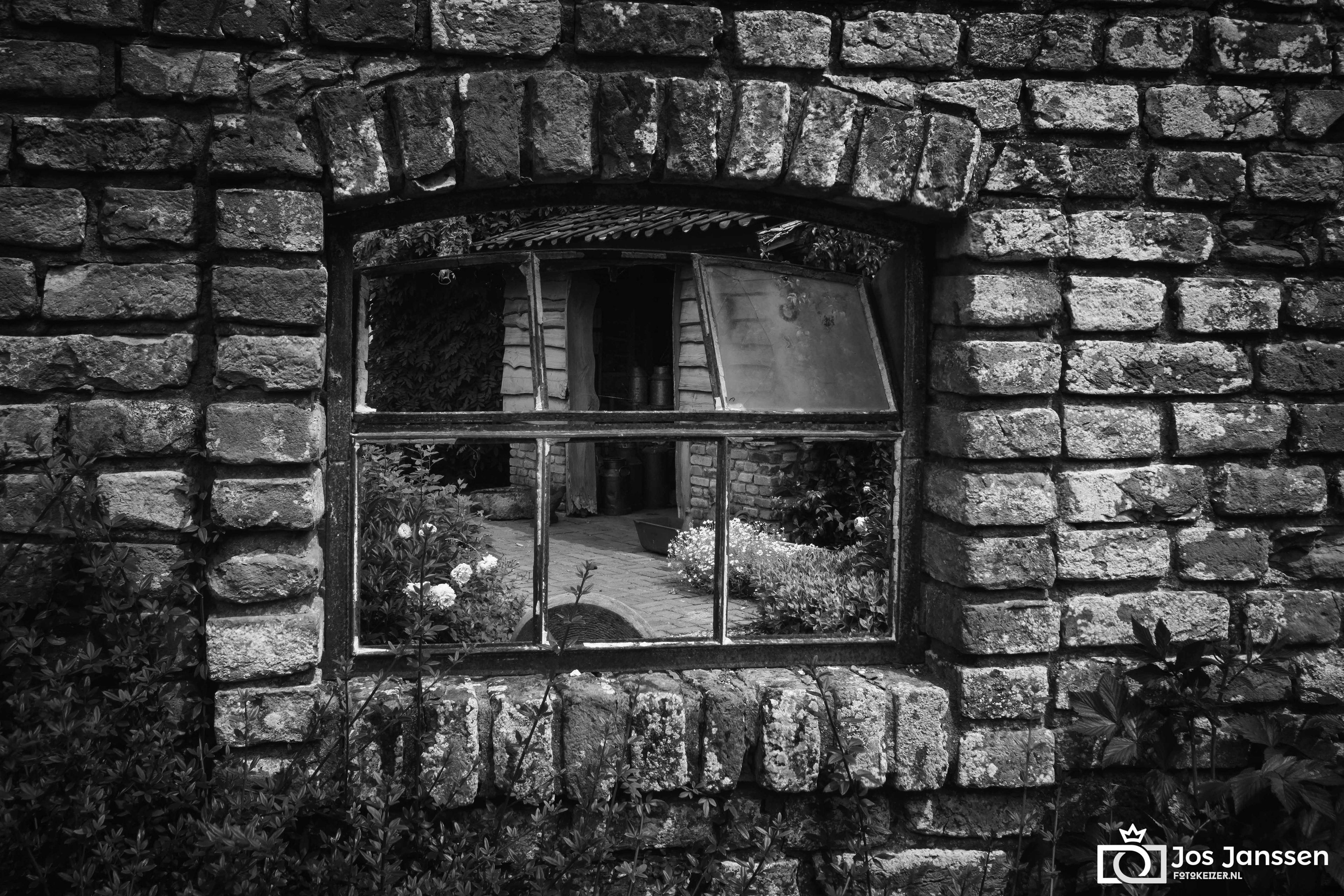 Doorkijk in muur (Sony RX-100 VII)