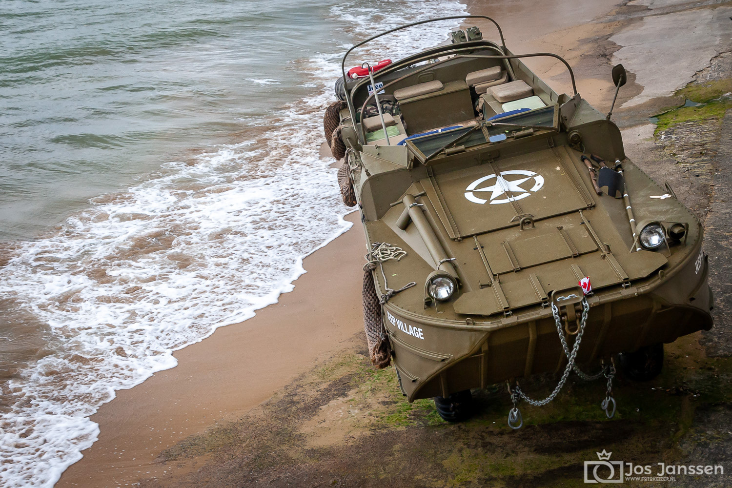 Amfibievoertuig te Arromanches-les-Bains (Canon 30D)