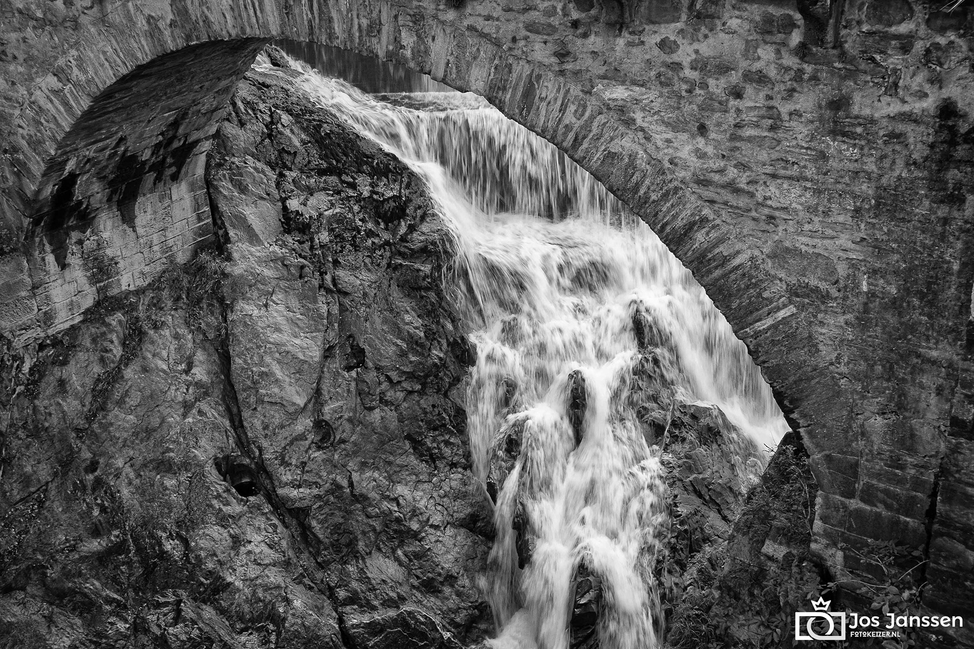Waterval onder brug (Canon 30D)