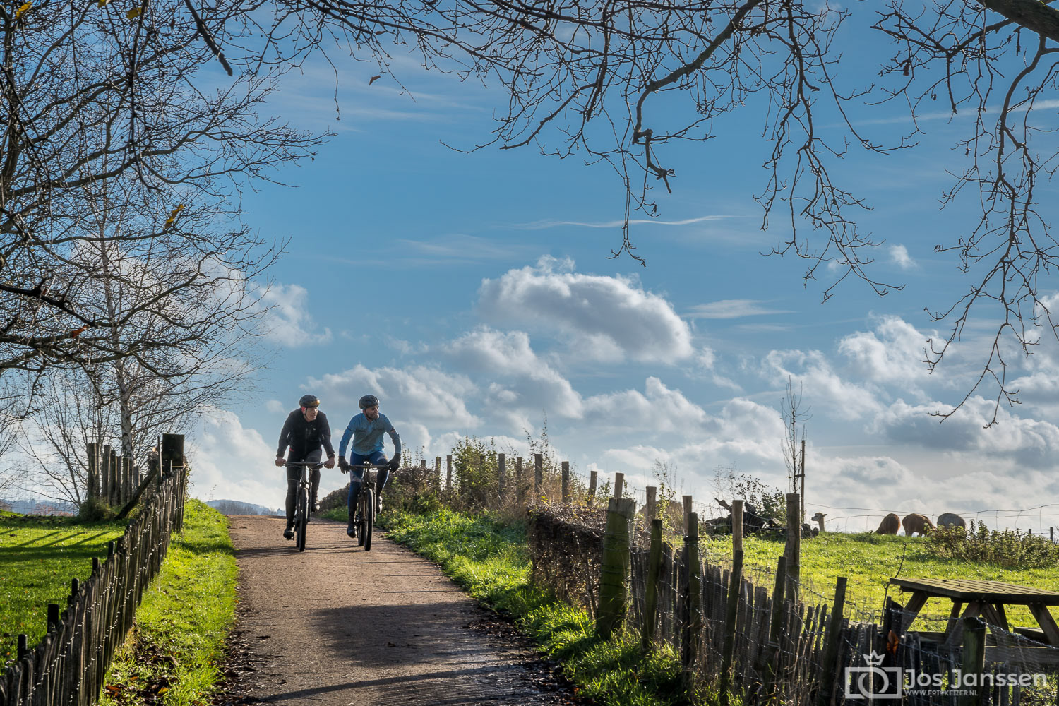 Fietsers in Swier (Sony A7III)