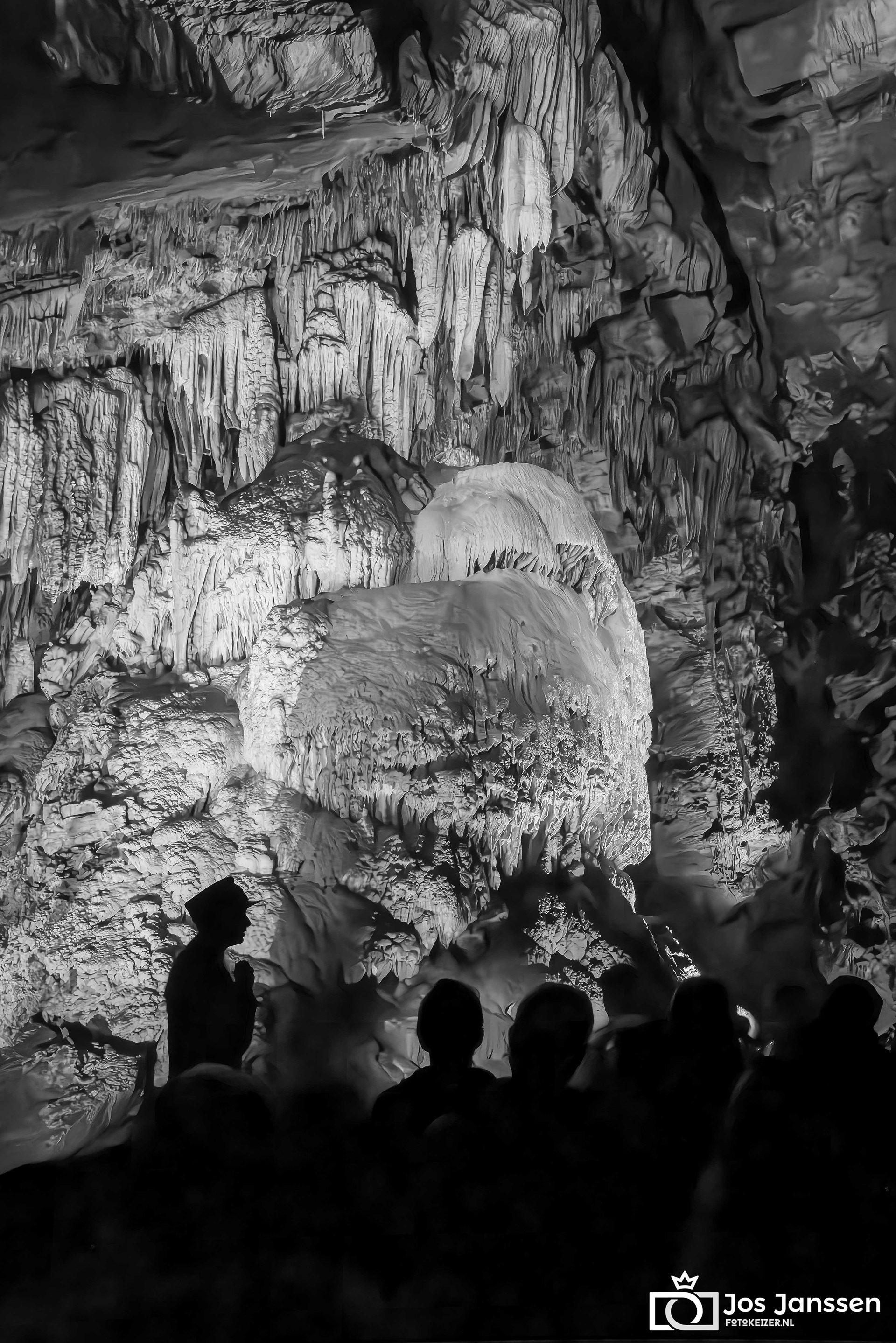 Gids in grotten van Han (Leica Q2 Monochrome)