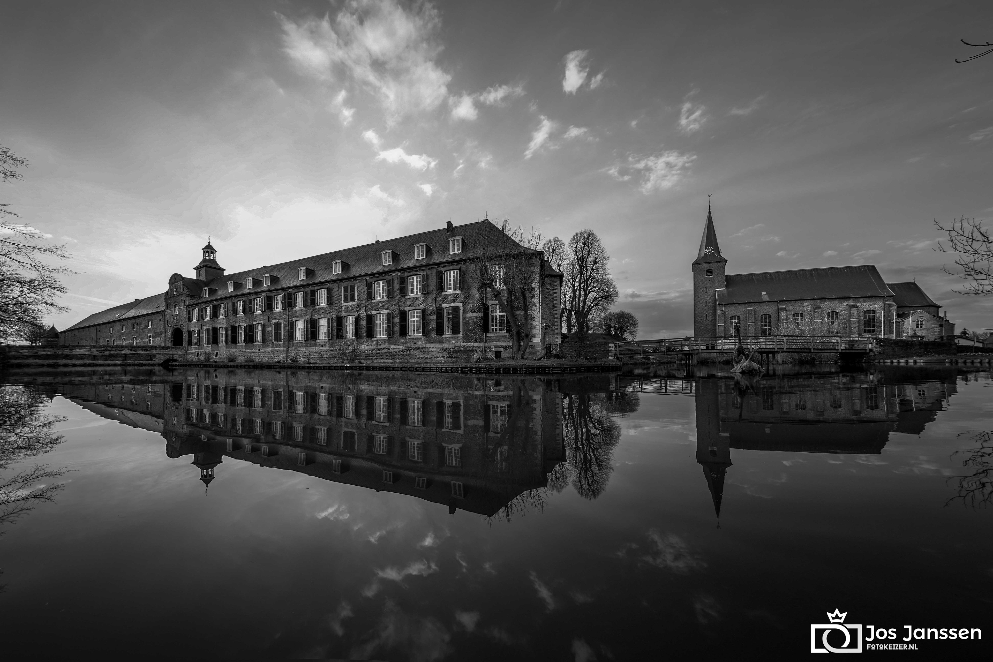 Het kasteel en de kerk van Wijnandsrade (Sony A7III, 12 mm f2.8).